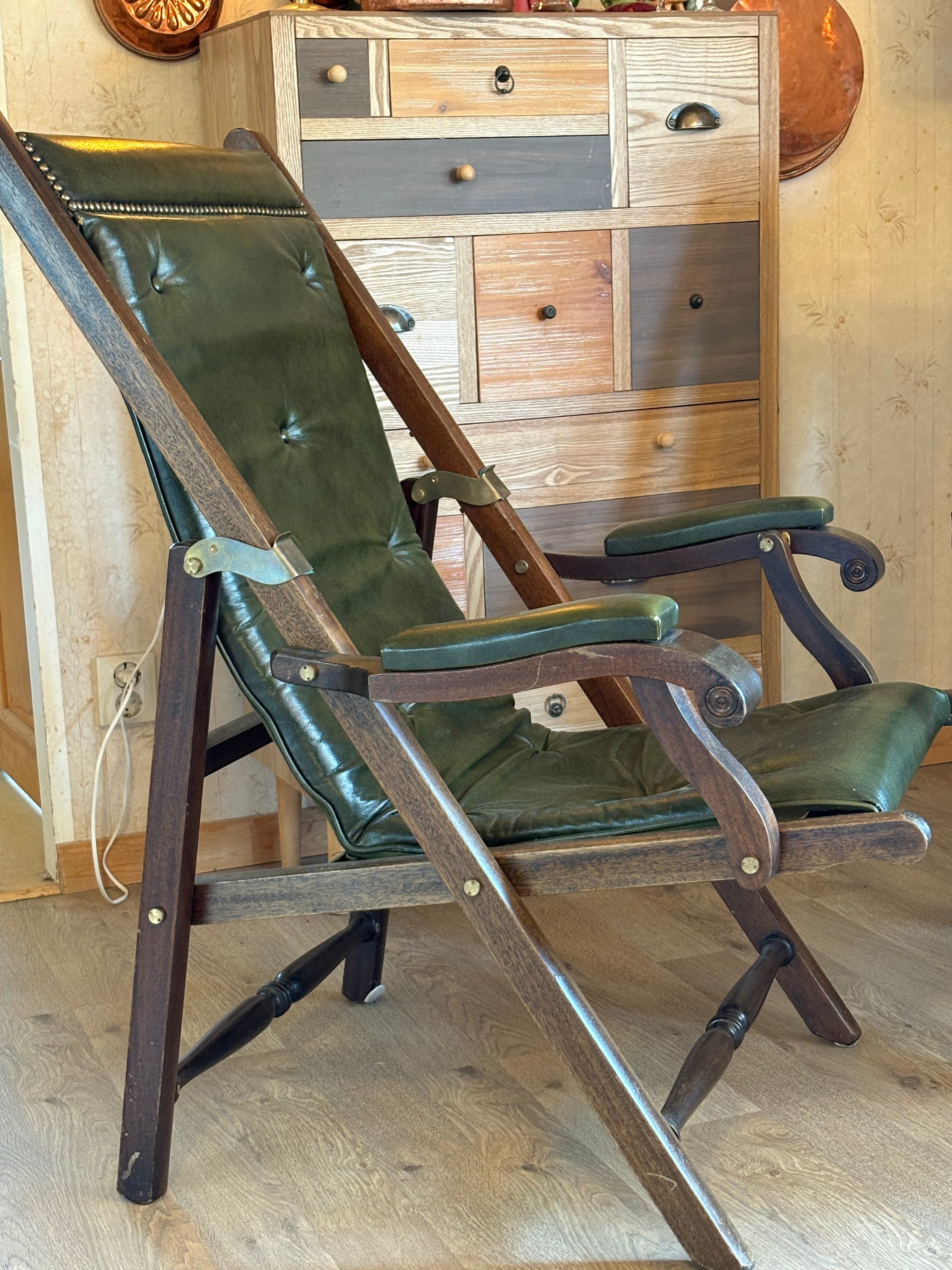 Två st vackra vintage campaign stolar i ” Safari” stil 1960/70 tal.