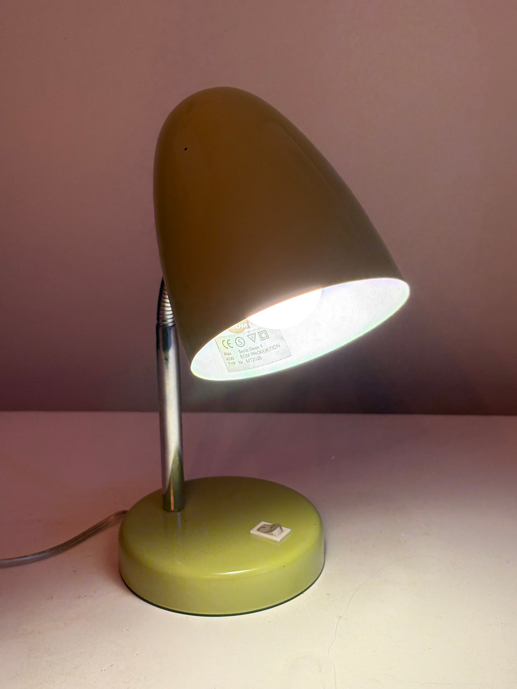 Riktigt snygg och cool vintage skrivbordslampa 1970 tal från EOM i nyskick.