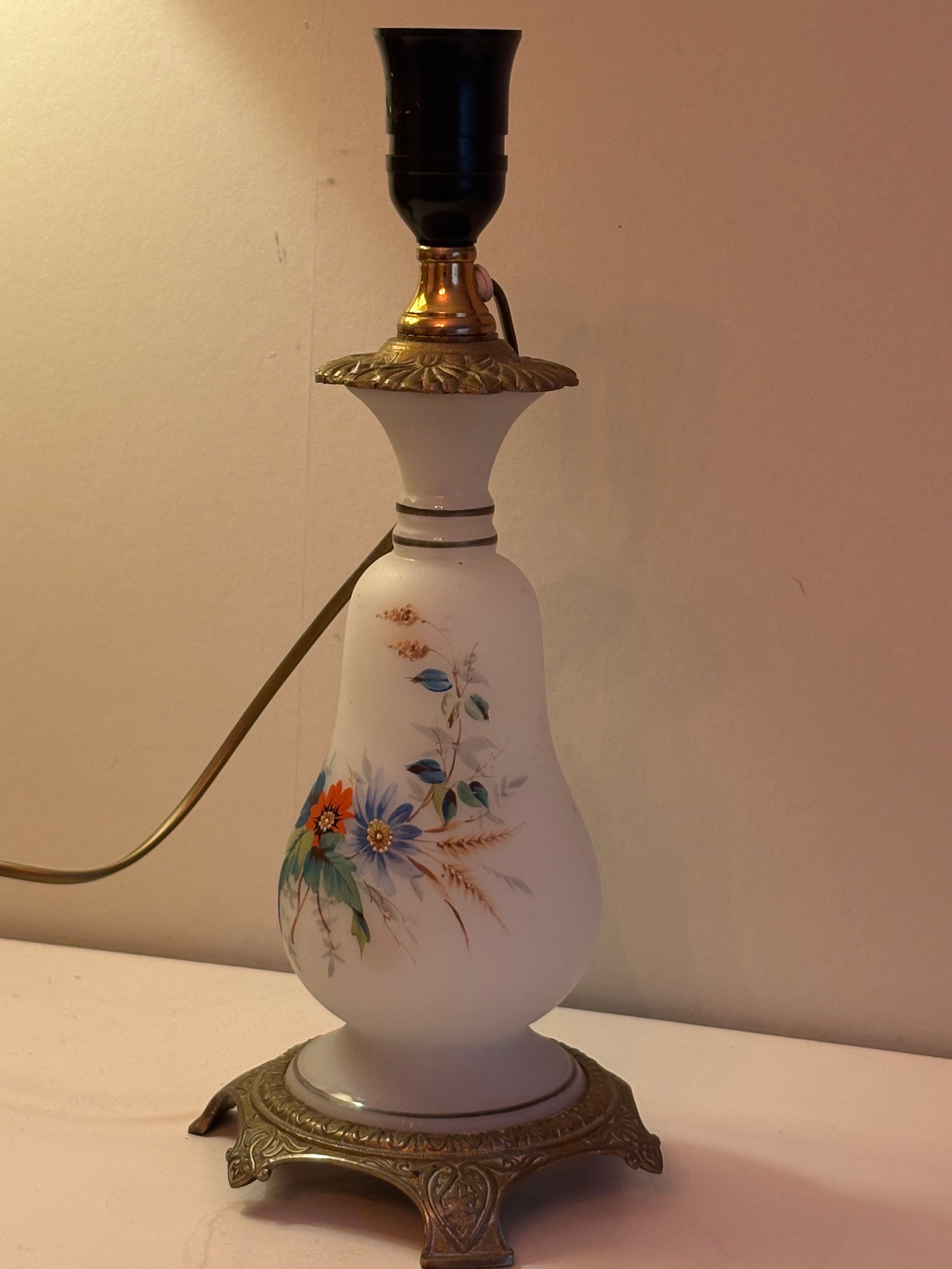 Vacker antik bordslampa i porslin med fot i koppar alt brons i mycket fint skick.