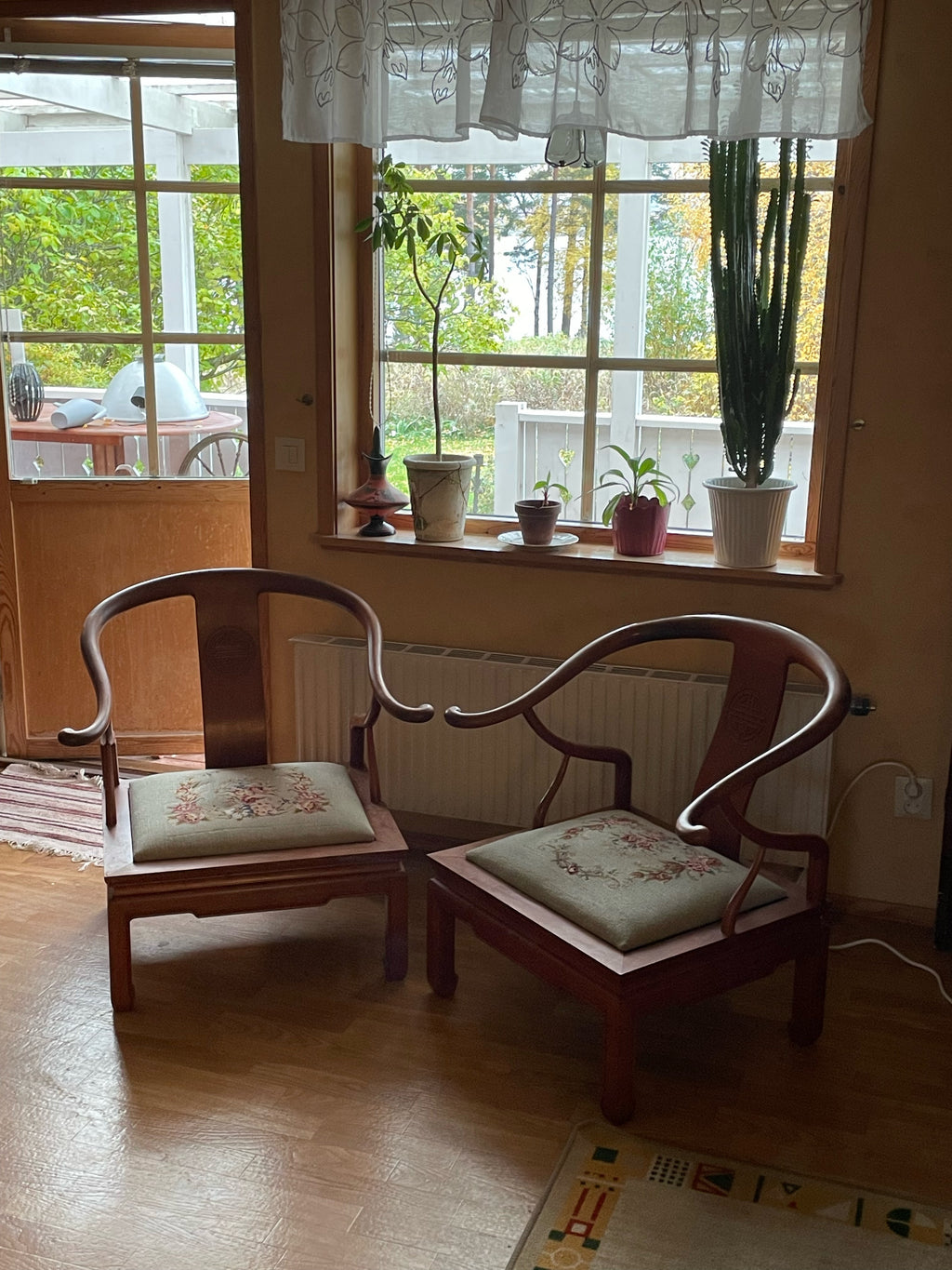 Två st antika Kinesiska ” Horseshoe Chairs i fint skick.