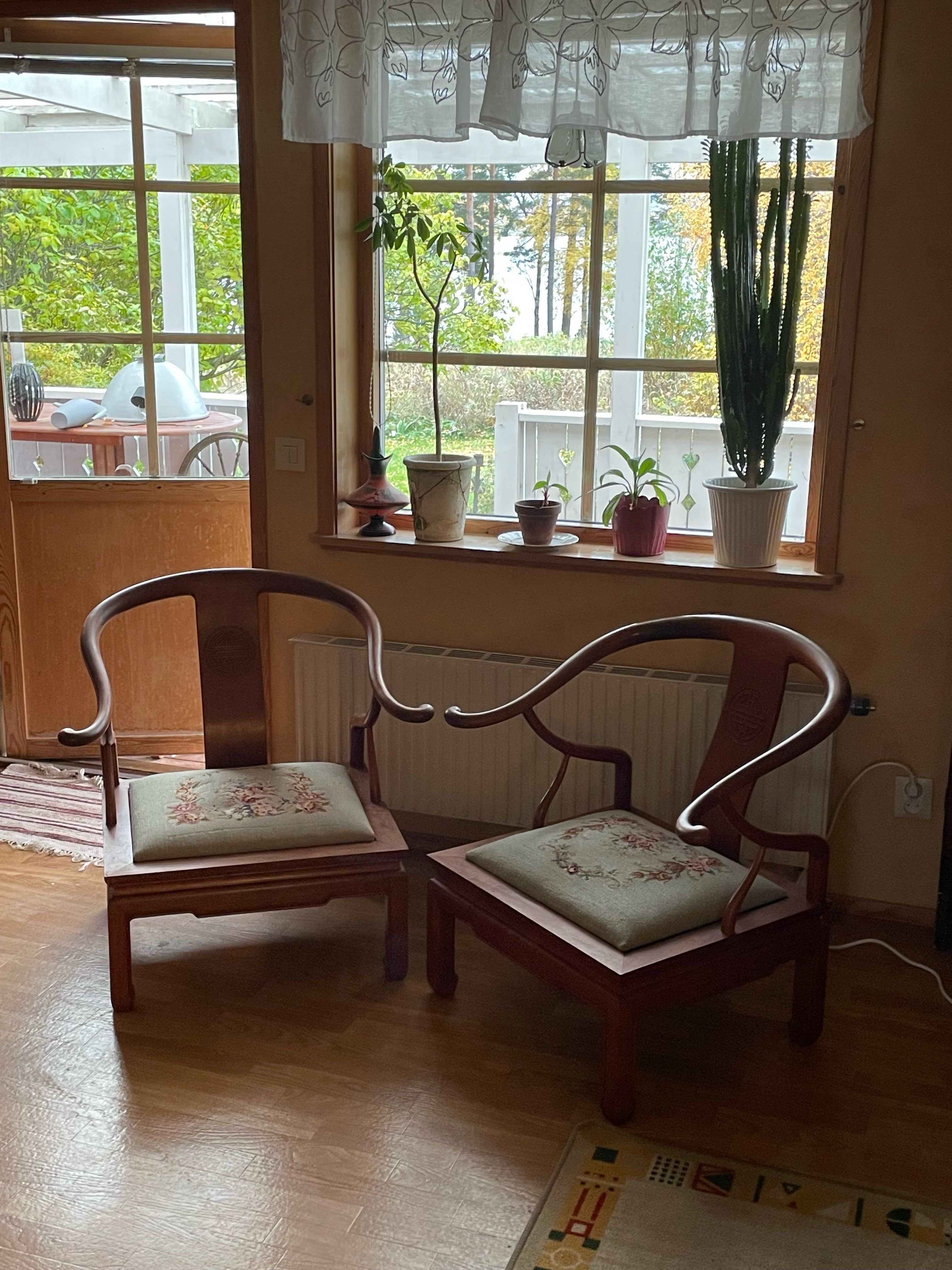 Två st antika Kinesiska ” Horseshoe Chairs i fint skick.