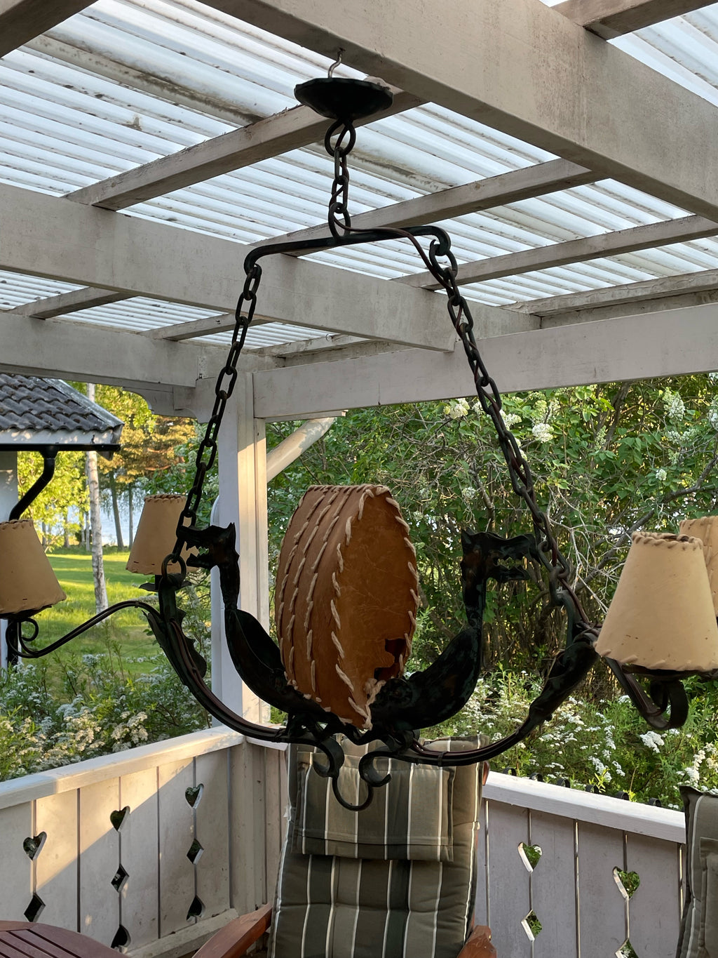 Stor antik taklampa tidigt 1900 tal, i form utav ett drakskepp. En lampa med 4 st ljuspunkter och en diameter på 80 cm.