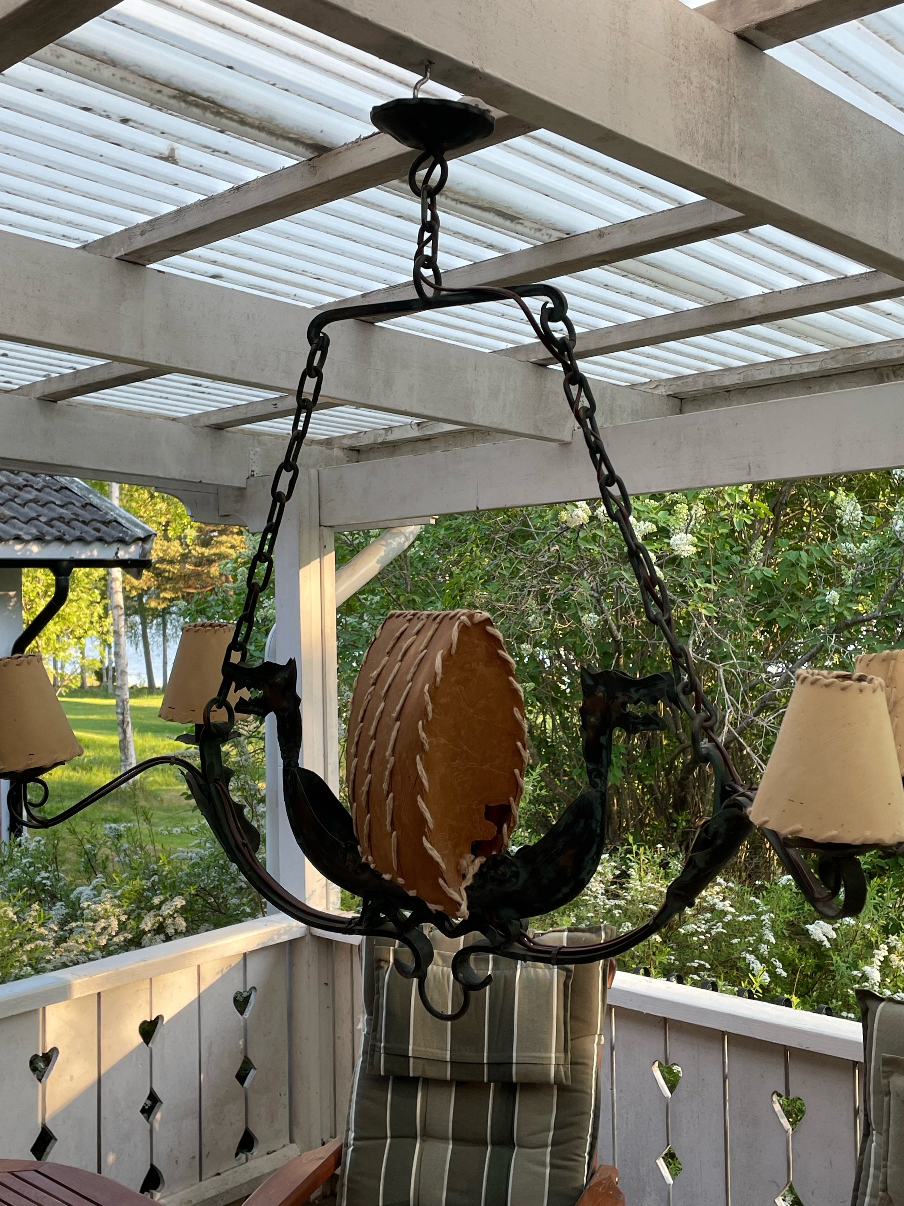Stor antik taklampa tidigt 1900 tal, i form utav ett drakskepp. En lampa med 4 st ljuspunkter och en diameter på 80 cm.