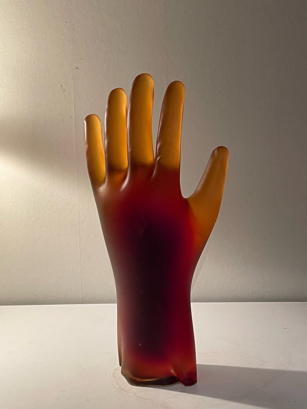 Fin cool vintage hand statyett i tjockt glas i mycket fint skick , 1960/70 tal.