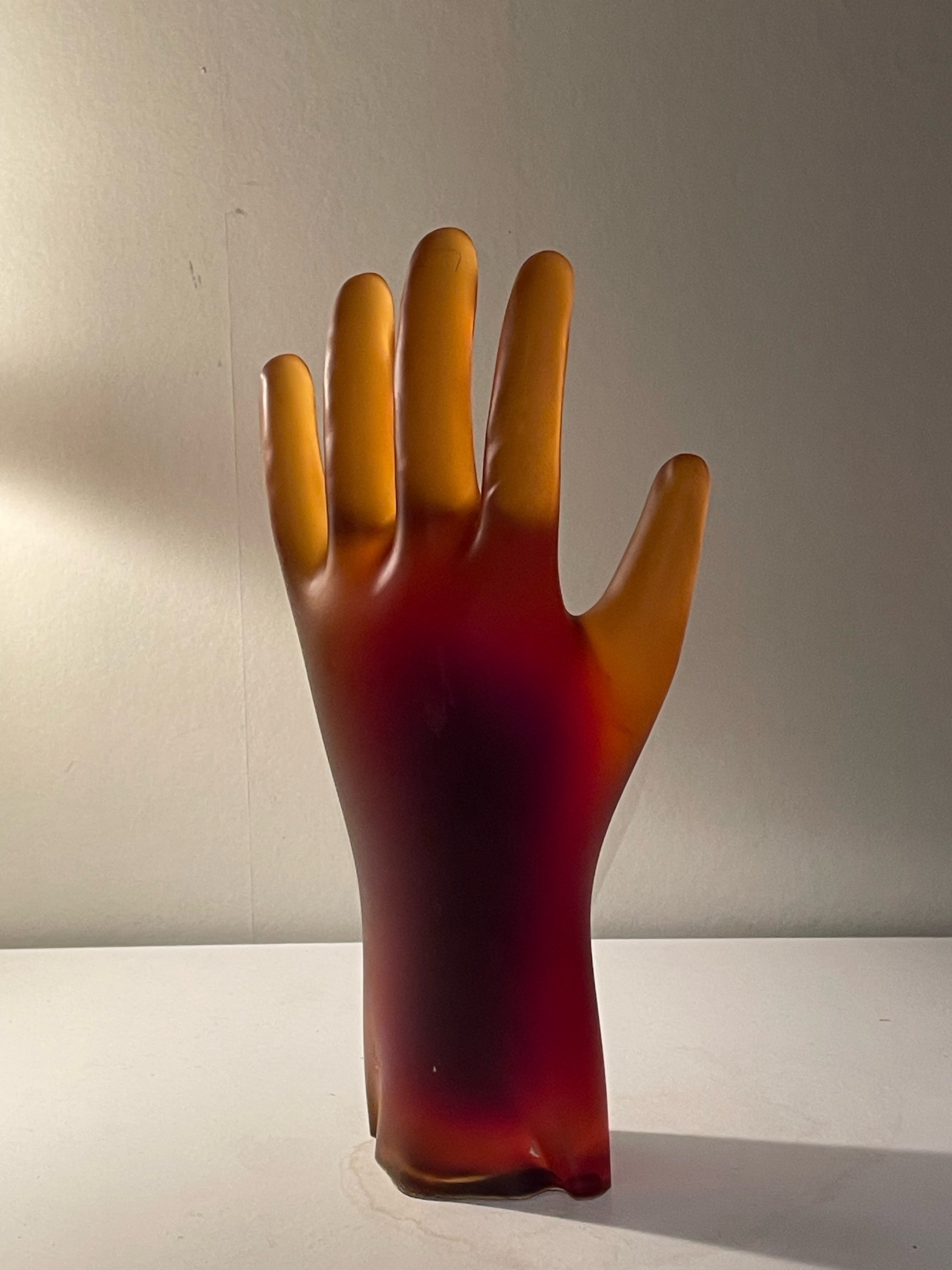 Fin cool vintage hand statyett i tjockt glas i mycket fint skick , 1960/70 tal.