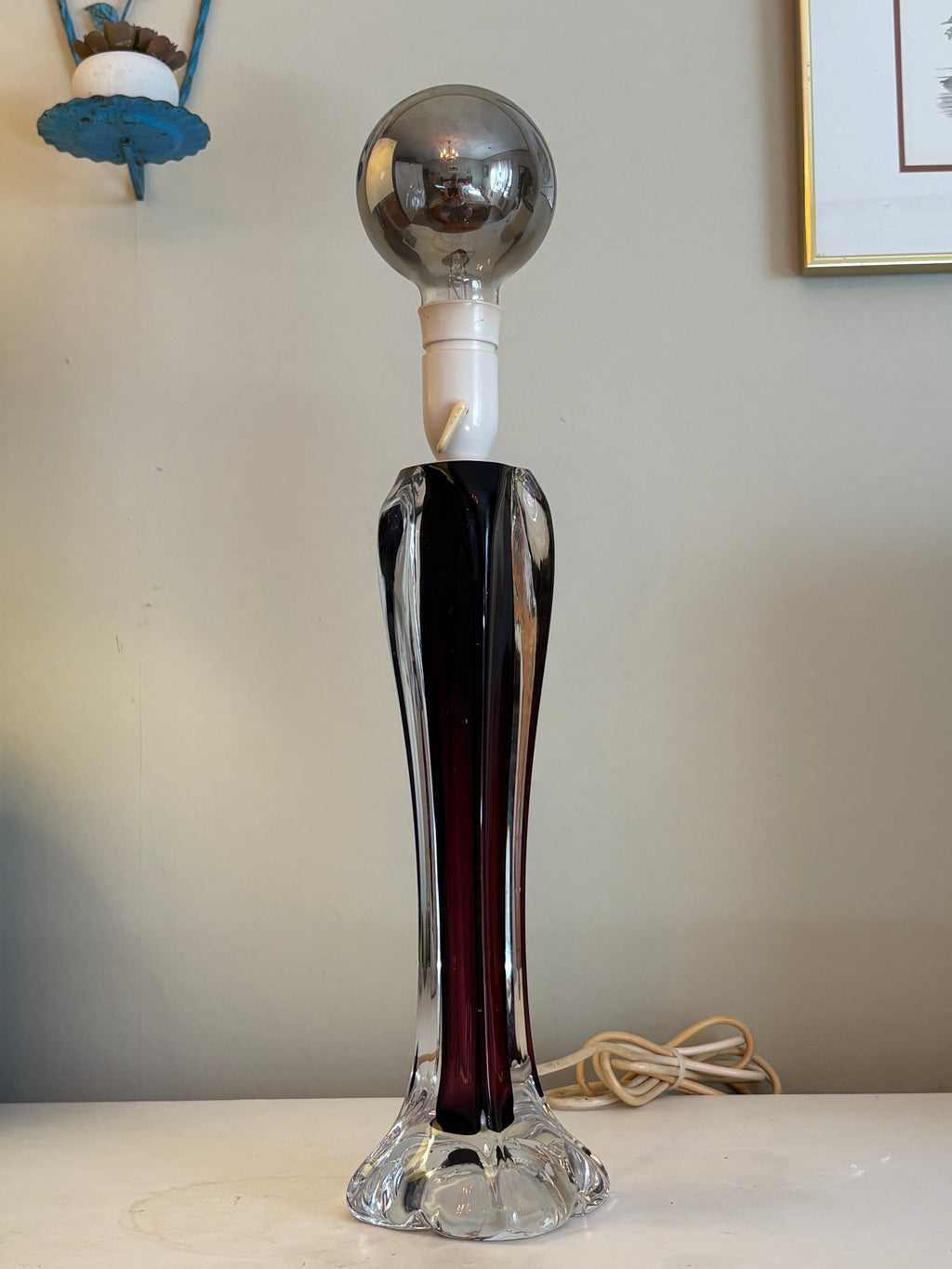 Vacker vintage bordslampa i glas 1950/60 tal, ca 45 cm hög. Fin med skärm eller som här med stor rökfärgad ledlampa.
