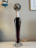 Vacker vintage bordslampa i glas 1950/60 tal, ca 45 cm hög. Fin med skärm eller som här med stor rökfärgad ledlampa.