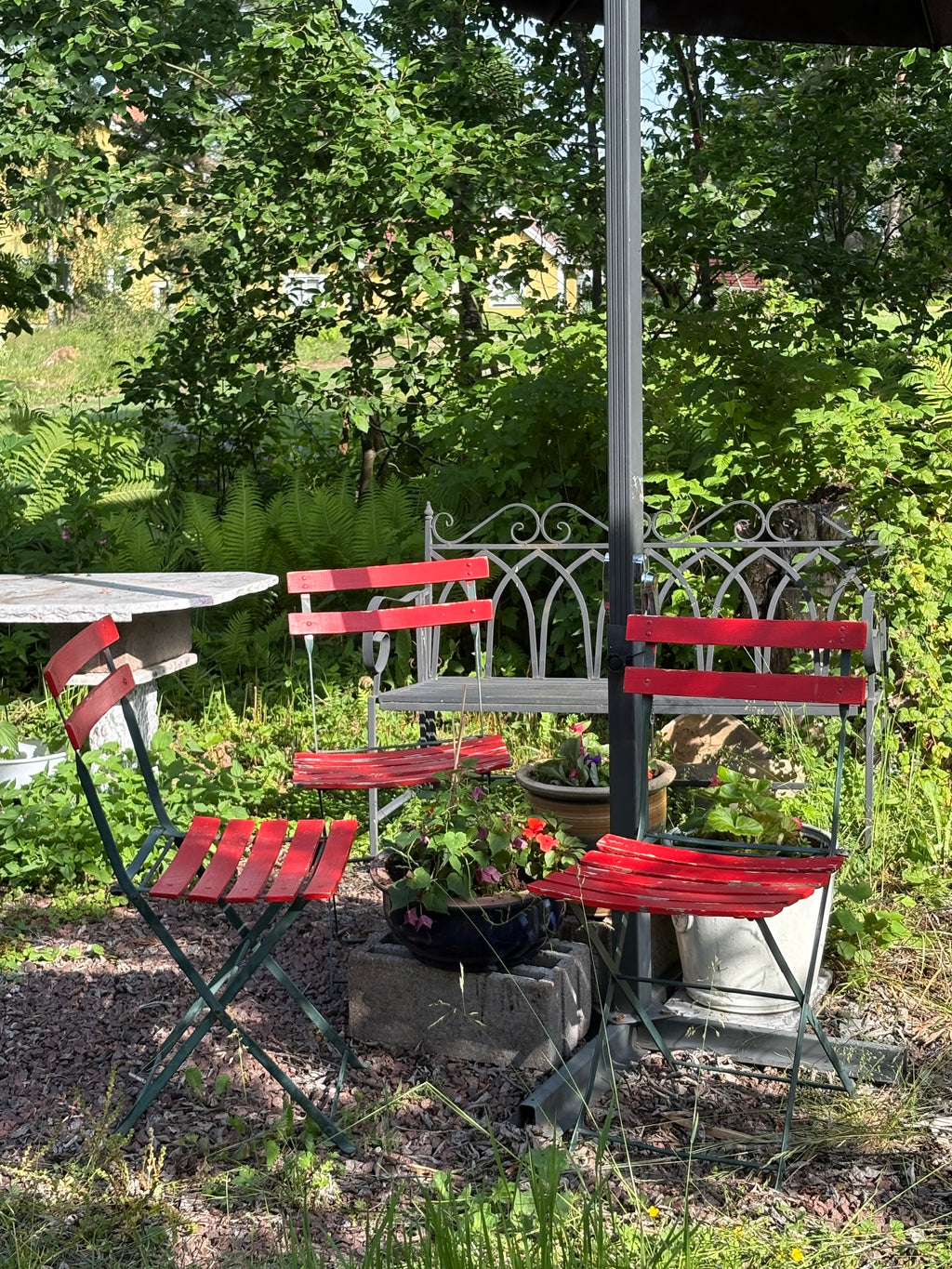 Tre st klassiska vintage Fermob Bistro stolar i klassisk Fransk Cafe känsla.