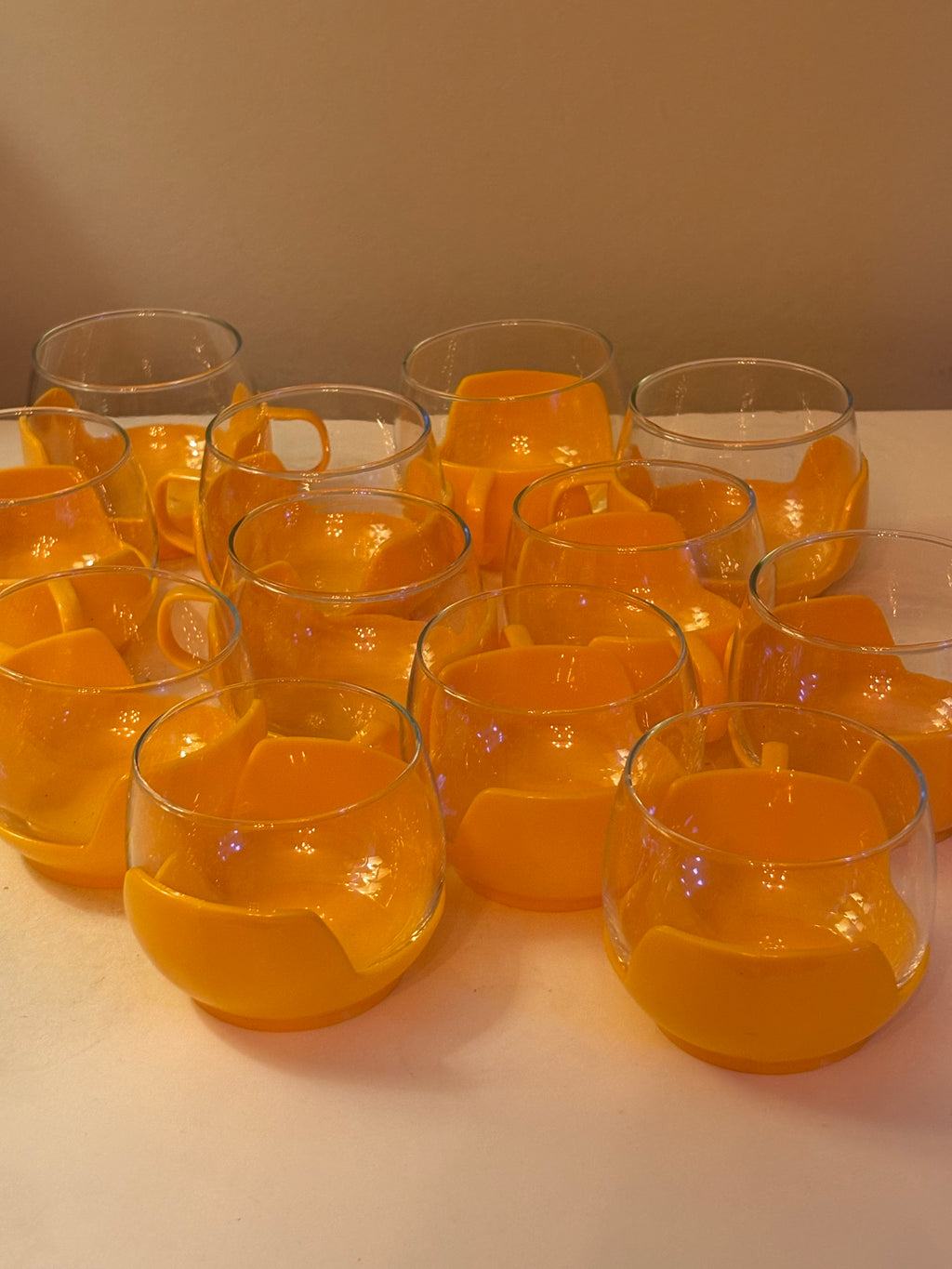 12 st klassiska vintage glas med plasthållare 1960/70 tal i nyskick.