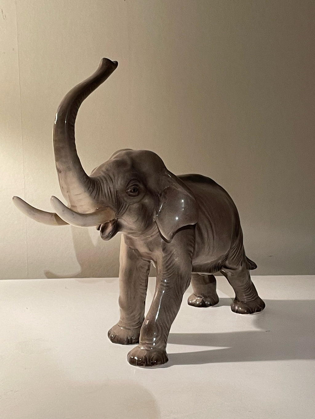 Vacker vintage elefant statyett i mycket fint skick.