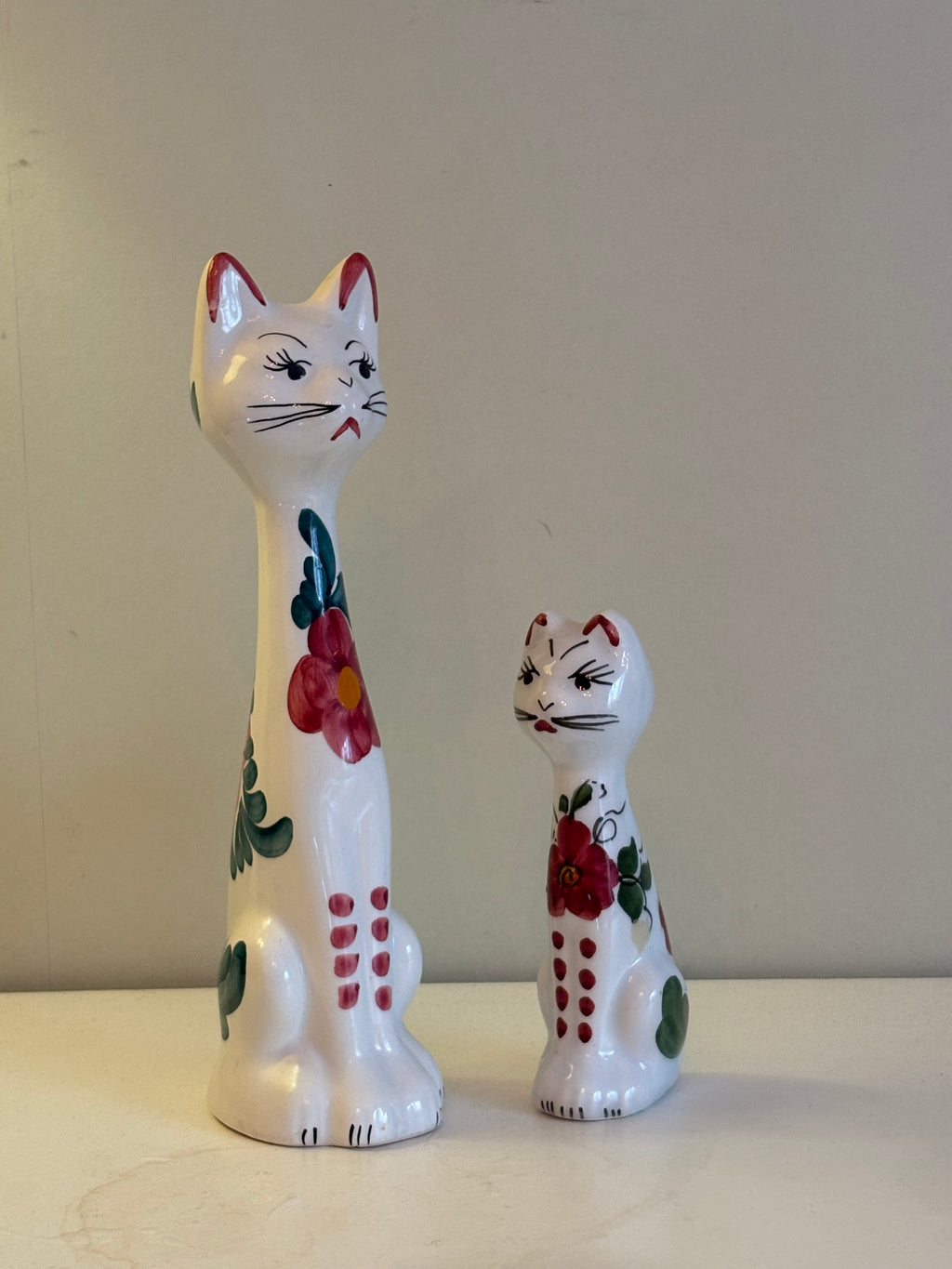 Katter och hundar i porslin.