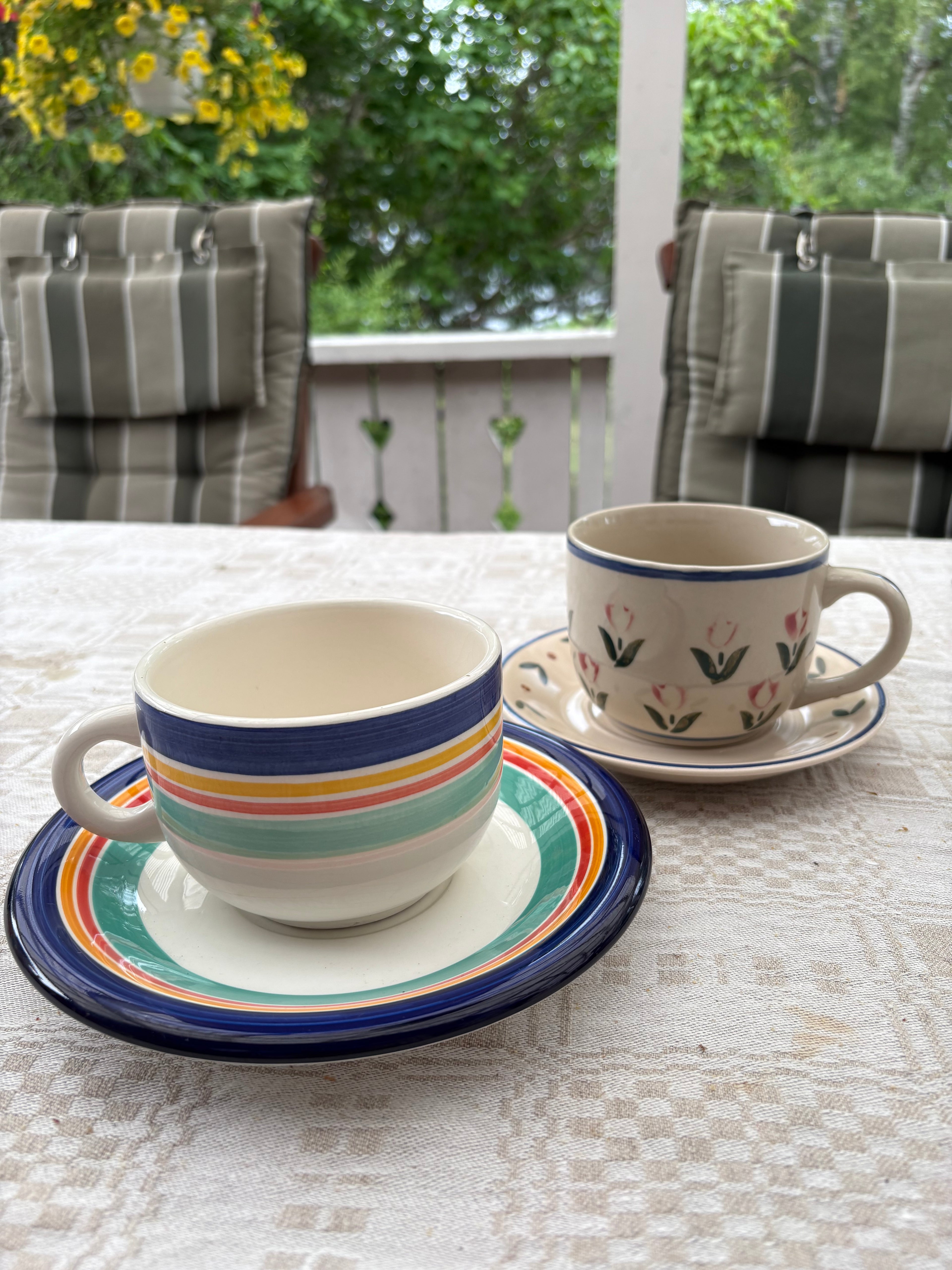 Två st vackra kaffe alt te muggar med fat. Det främre är ” Sienna” / Italy.
