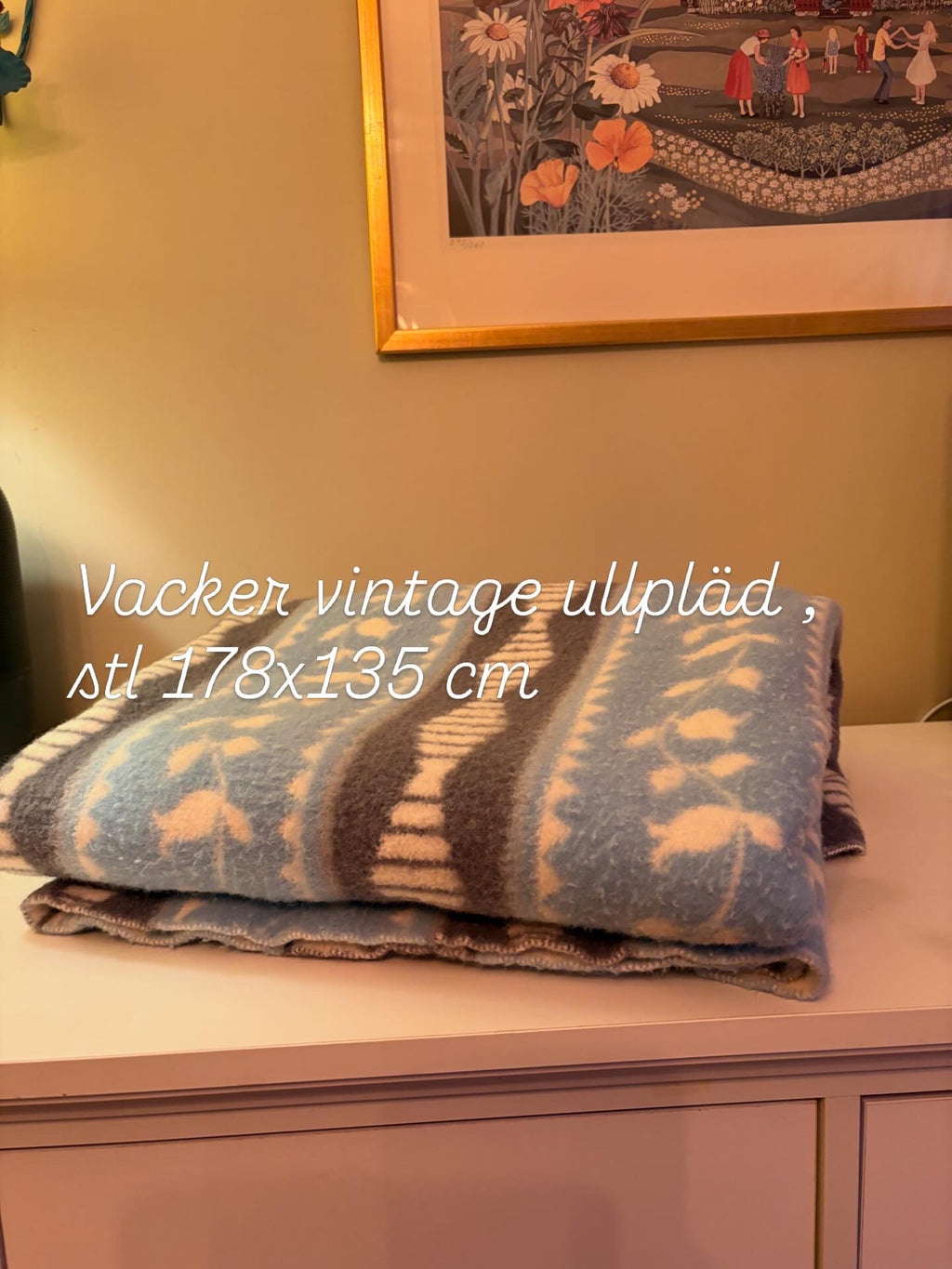 Underbar vacker och skön ullpläd i mycket fint skick,     178 cm x 135 cm.