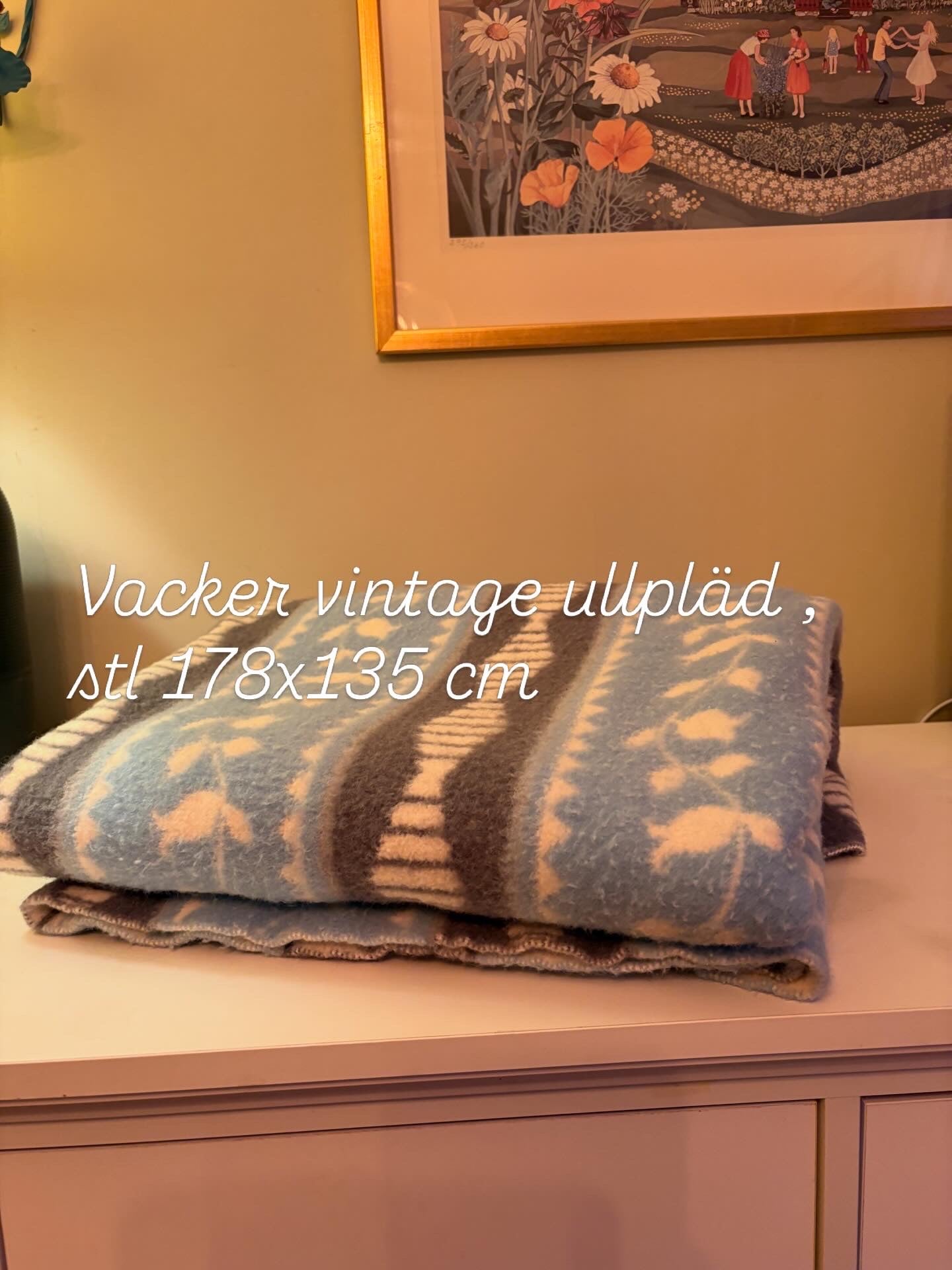 Underbar vacker och skön ullpläd i mycket fint skick,     178 cm x 135 cm.