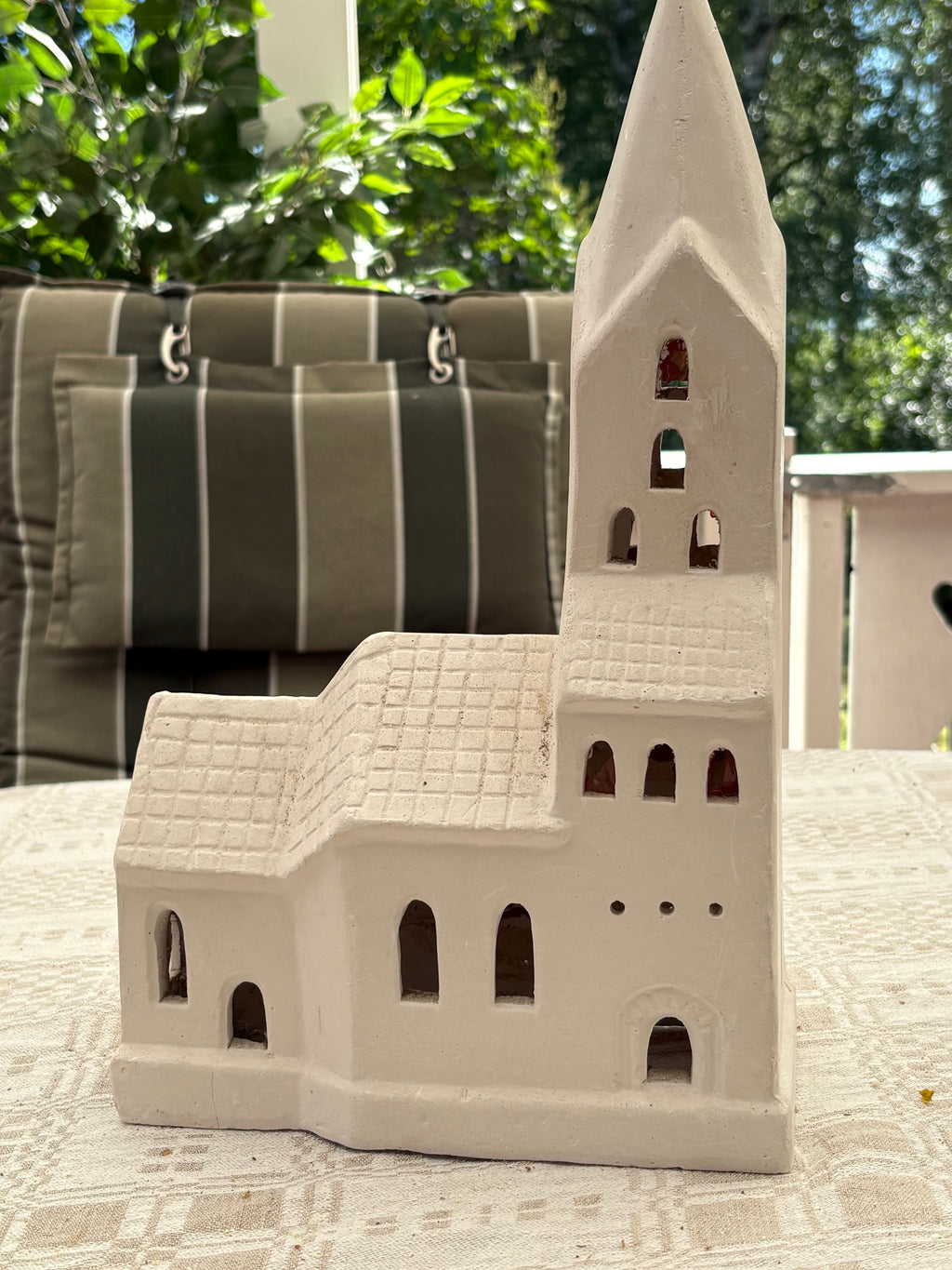 Vacker retro kyrka i gips i fint skick.