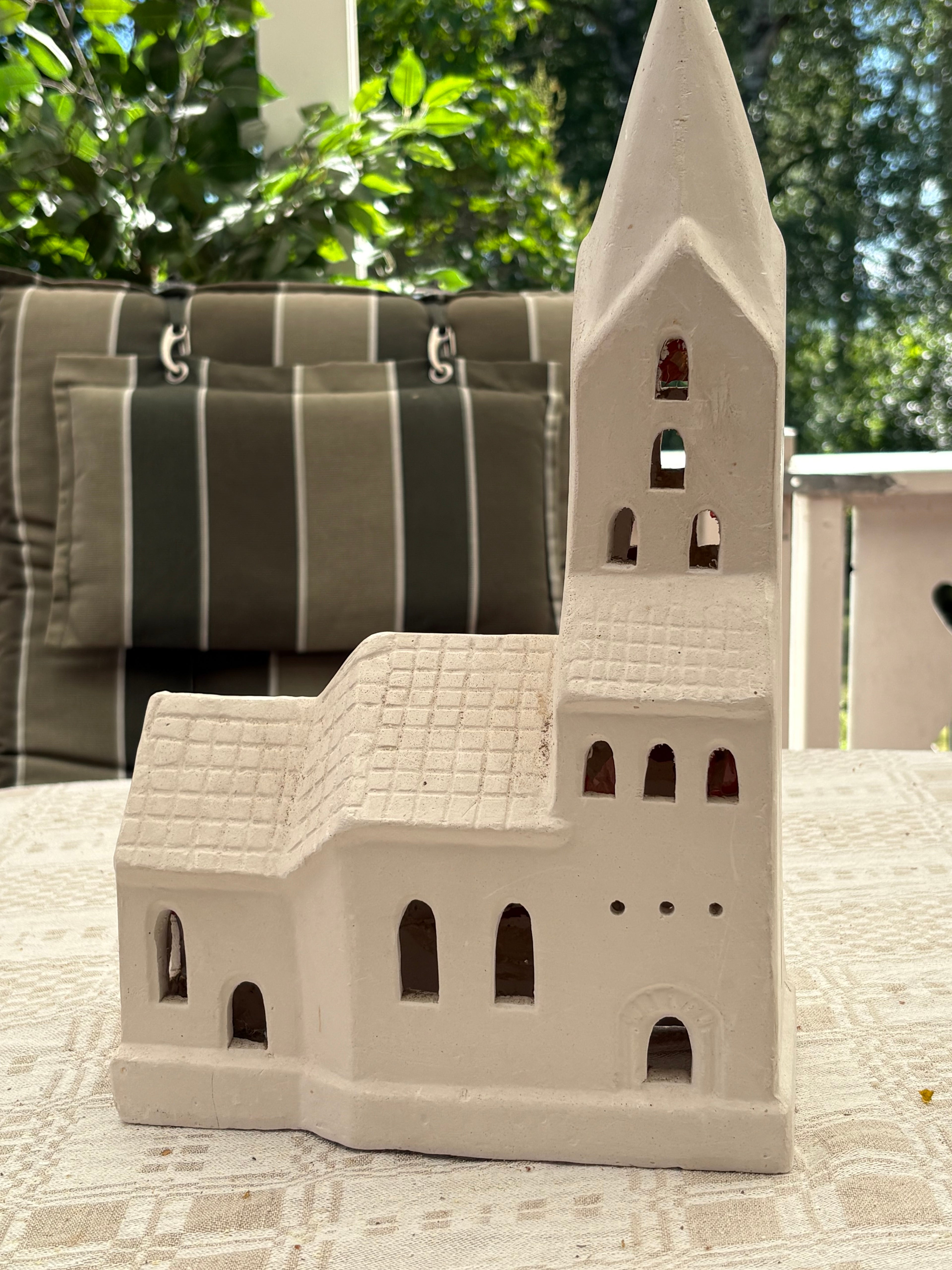 Vacker retro kyrka i gips i fint skick.