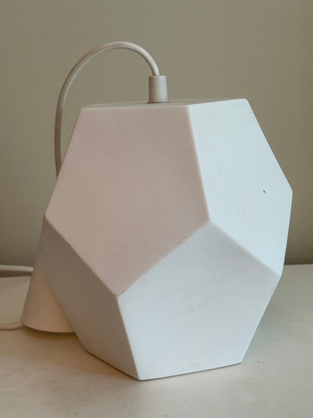 Skulptural , geometrisk pendellampa tidigt 1970 tal. Modernistisk Space Age inspirerad belysning.
