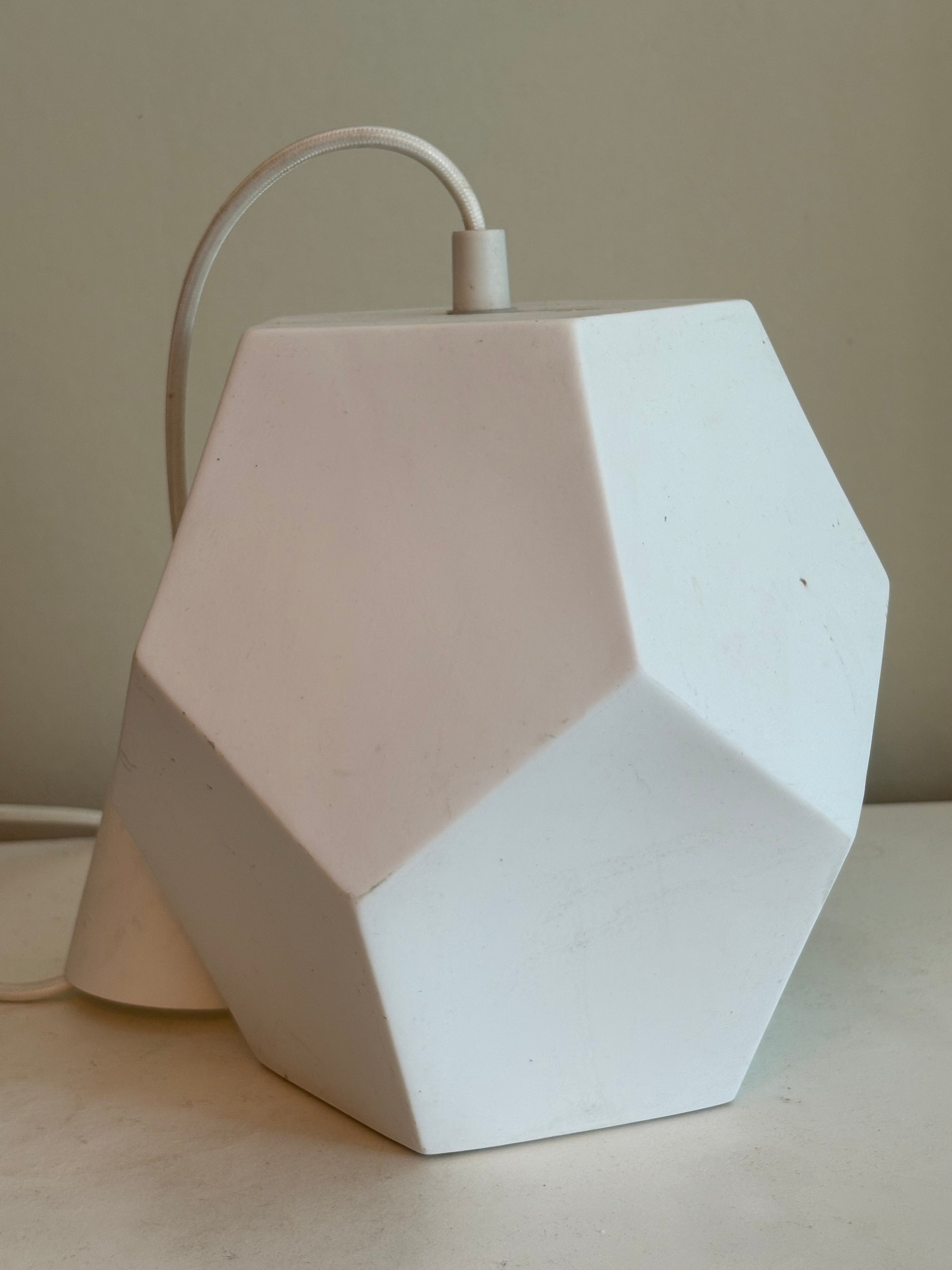 Skulptural , geometrisk pendellampa tidigt 1970 tal. Modernistisk Space Age inspirerad belysning.