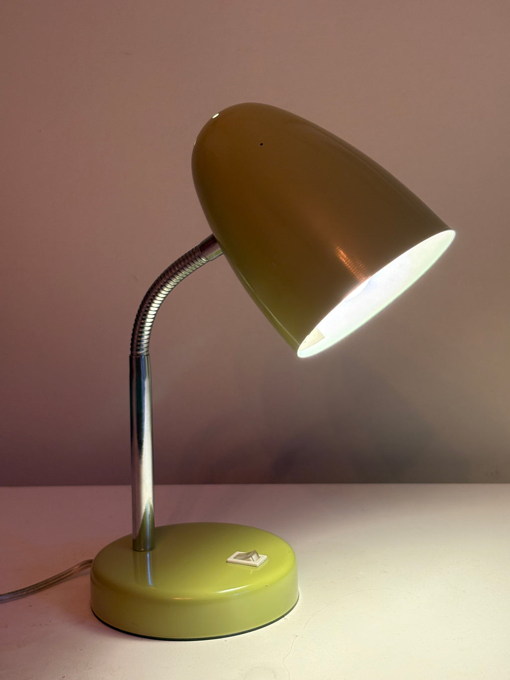 Riktigt snygg och cool vintage skrivbordslampa 1970 tal från EOM i nyskick.