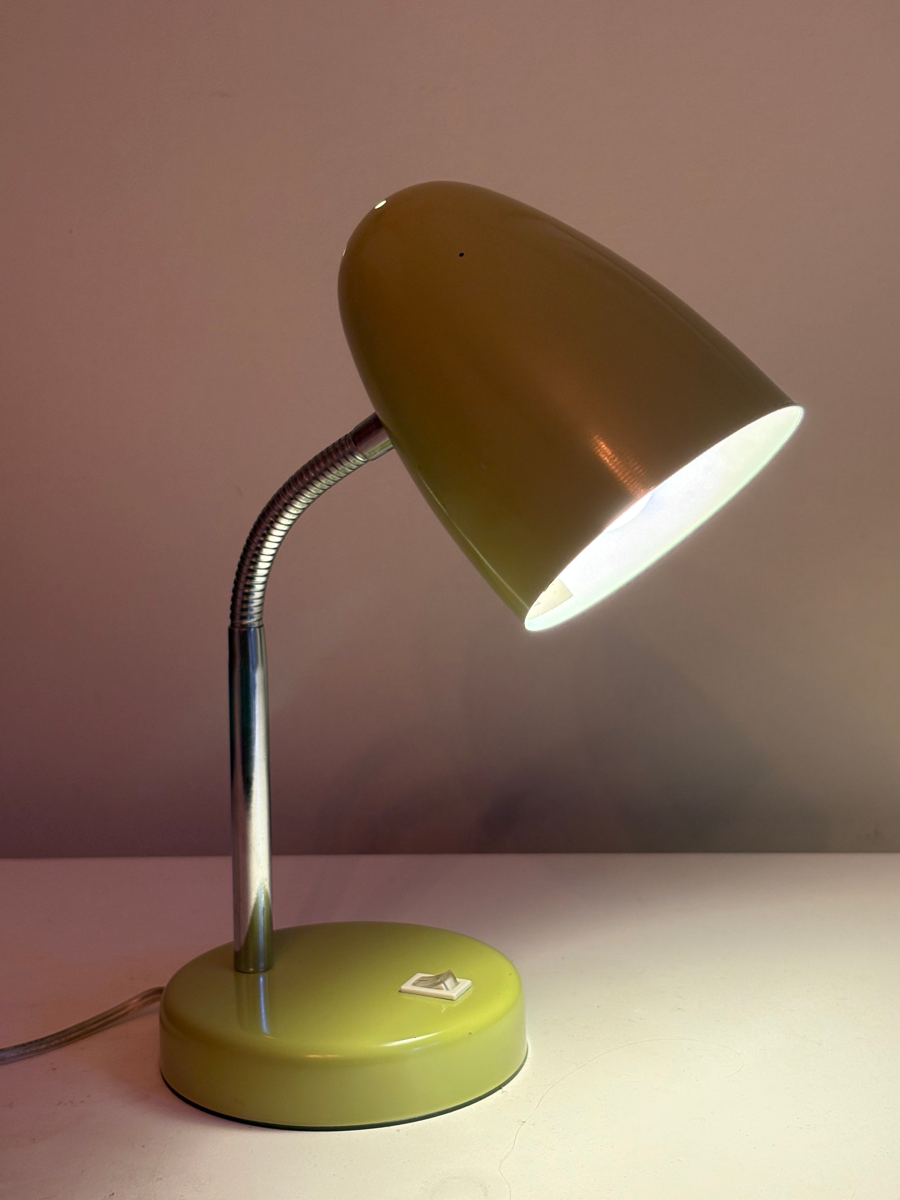 Riktigt snygg och cool vintage skrivbordslampa 1970 tal från EOM i nyskick.
