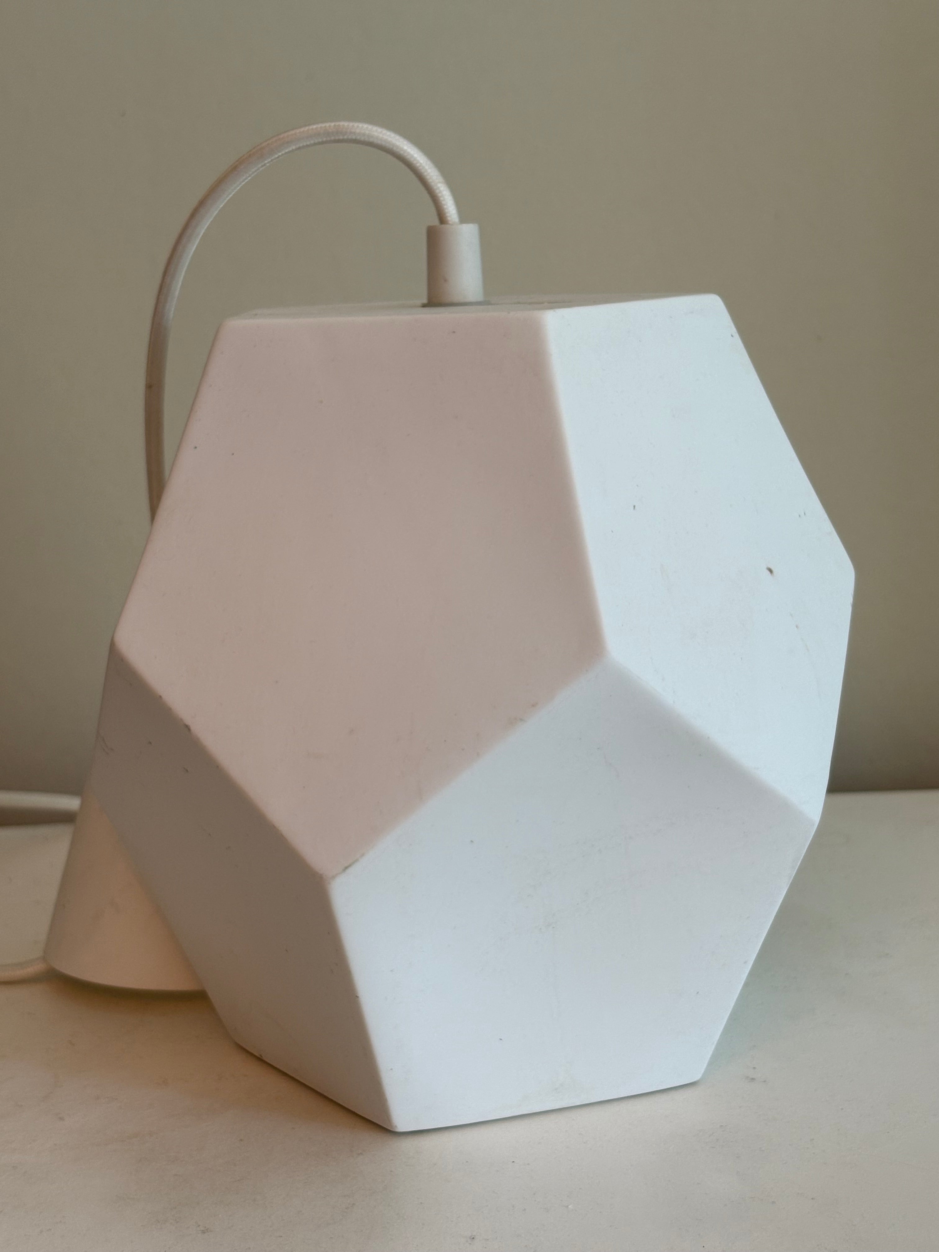 Skulptural , geometrisk pendellampa tidigt 1970 tal. Modernistisk Space Age inspirerad belysning.