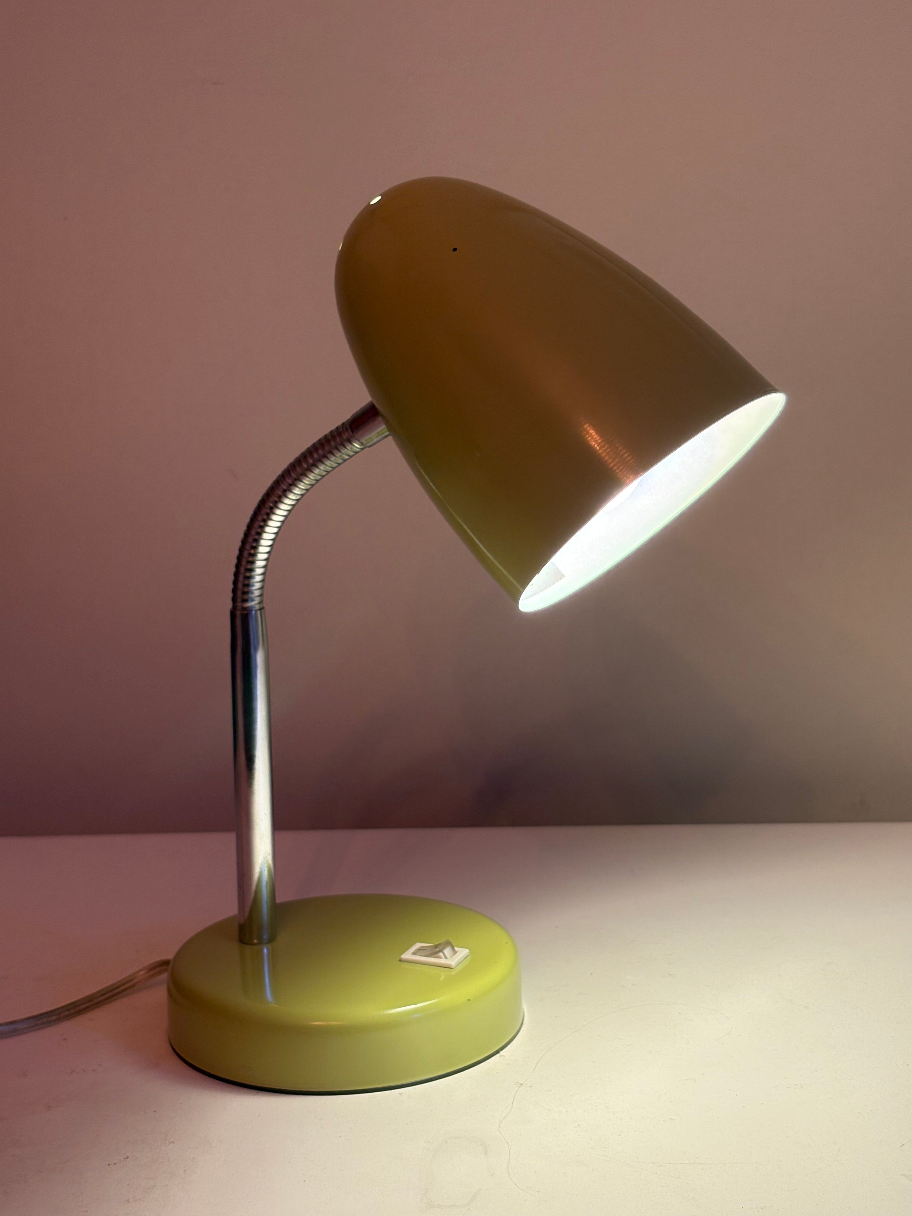 Riktigt snygg och cool vintage skrivbordslampa 1970 tal från EOM i nyskick.