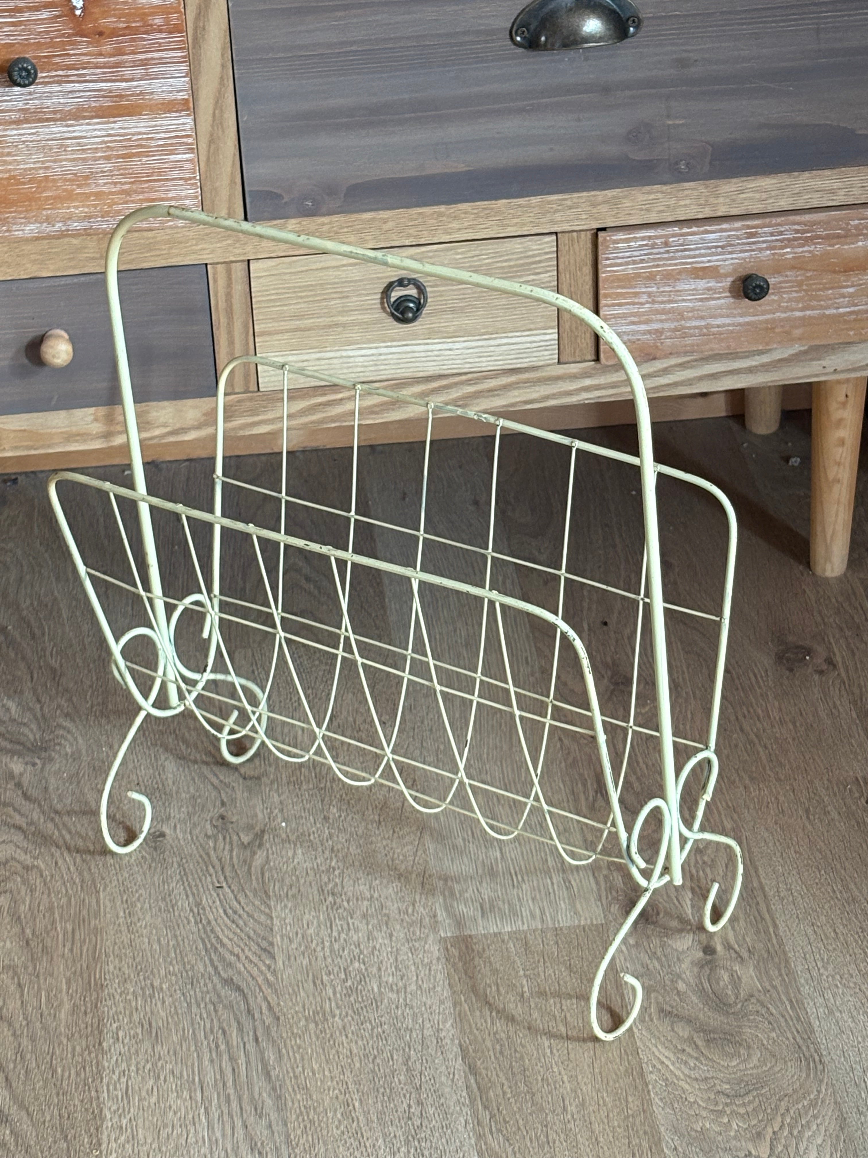 Vintage tidningsställ ” String” 1950 tal, design Nisse Strinning i pulverlackerad metalltråd.