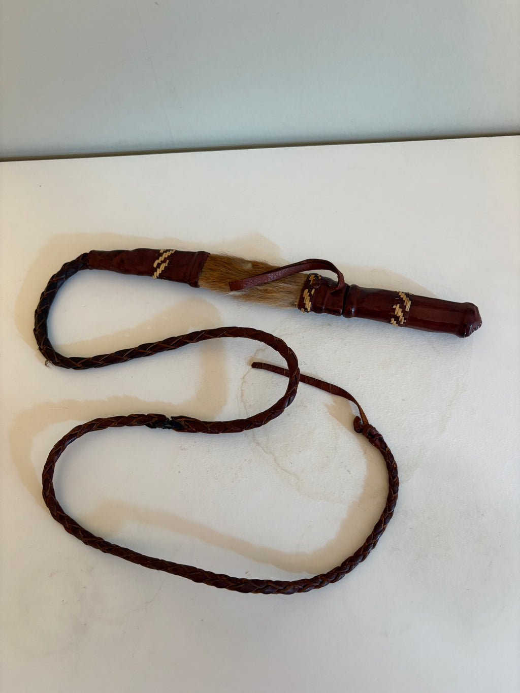 Antik Afrikansk piska med kniv i slida.