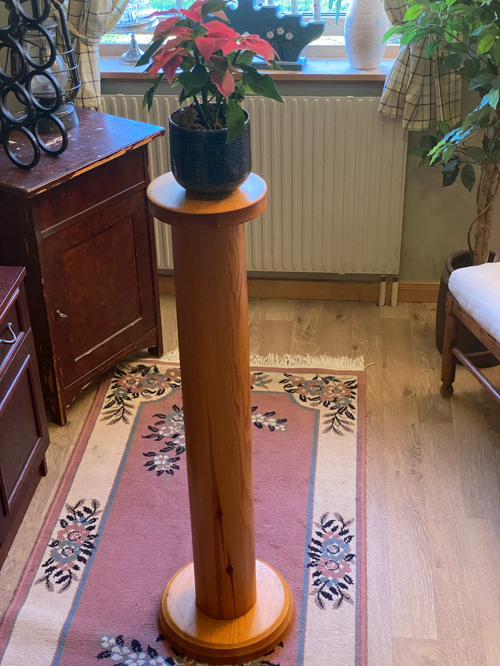 Stor vacker piedestal i furu, mycket praktisk.