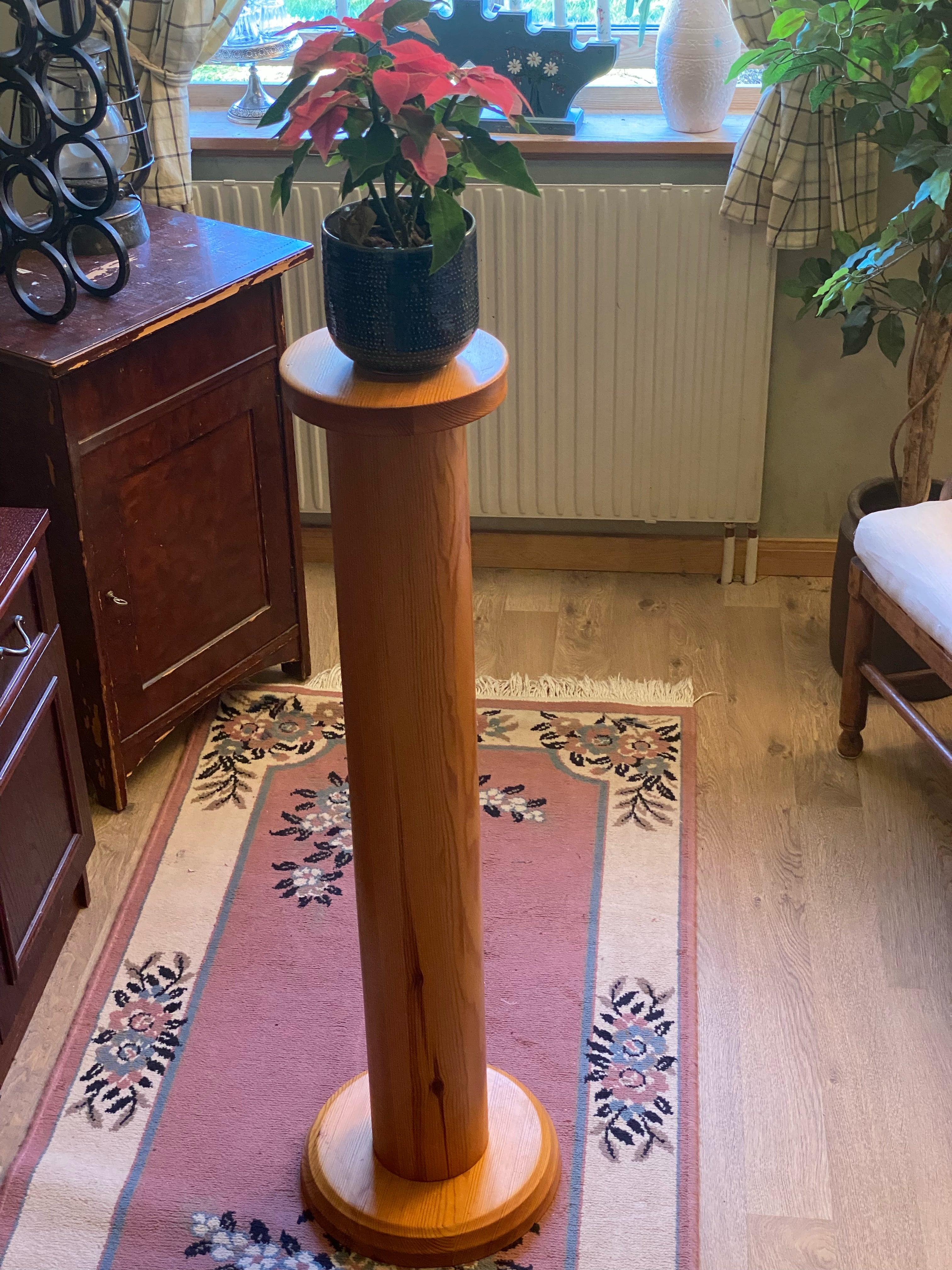 Stor vacker piedestal i furu, mycket praktisk.