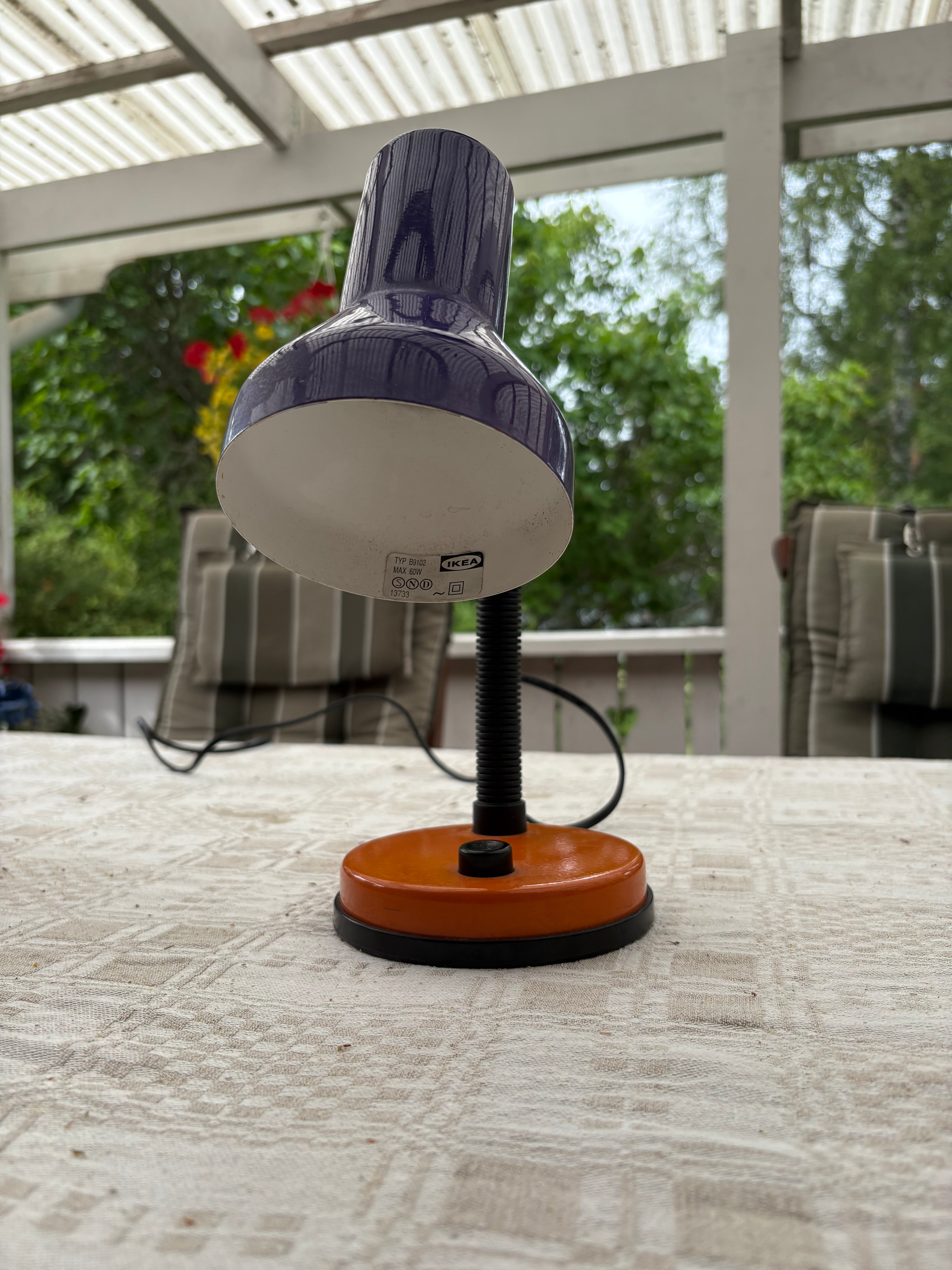 Snygg retro skrivbordslampa från Ikea 1980 tal. Typ B9102 i starka typiska kontrastfärger.