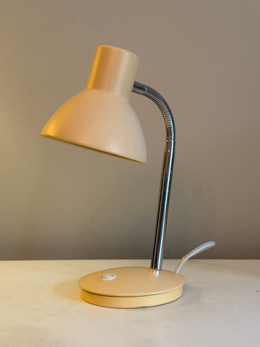 Vintage skrivbordslampa 1960 tal i fint skick.