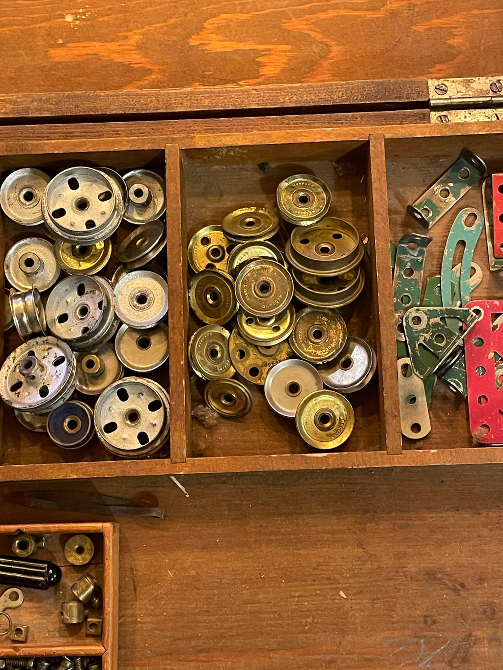 Stora Mekano lådan med massor utav tillbehör + ytterligare en låda med div hjul och fälgar från 1940 talet i nyskick.