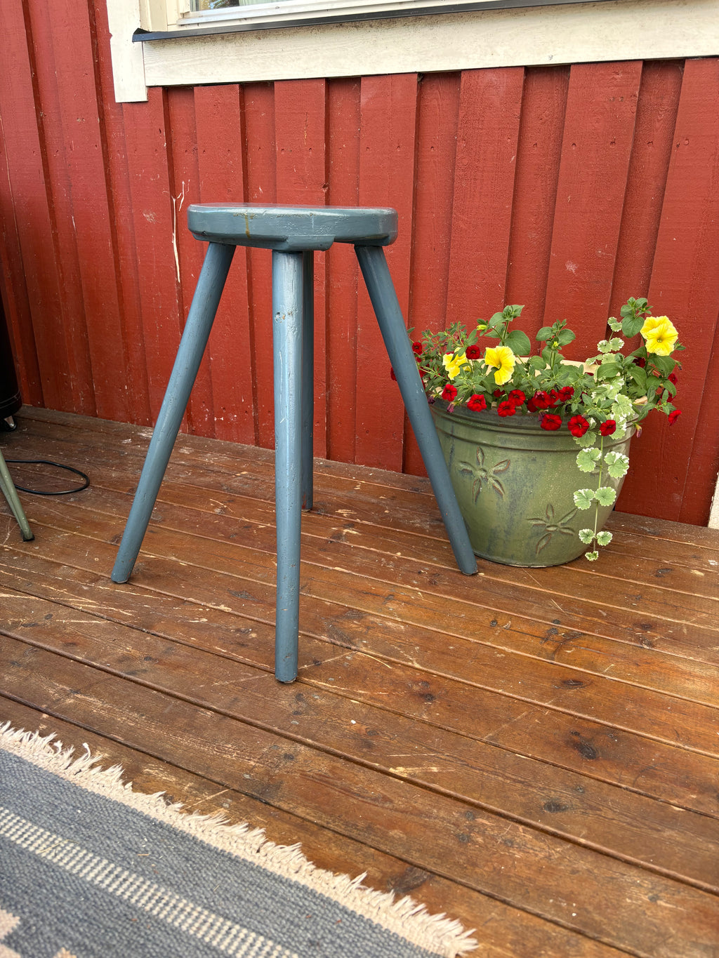 Vintage träpall i allmoge i nyskick.