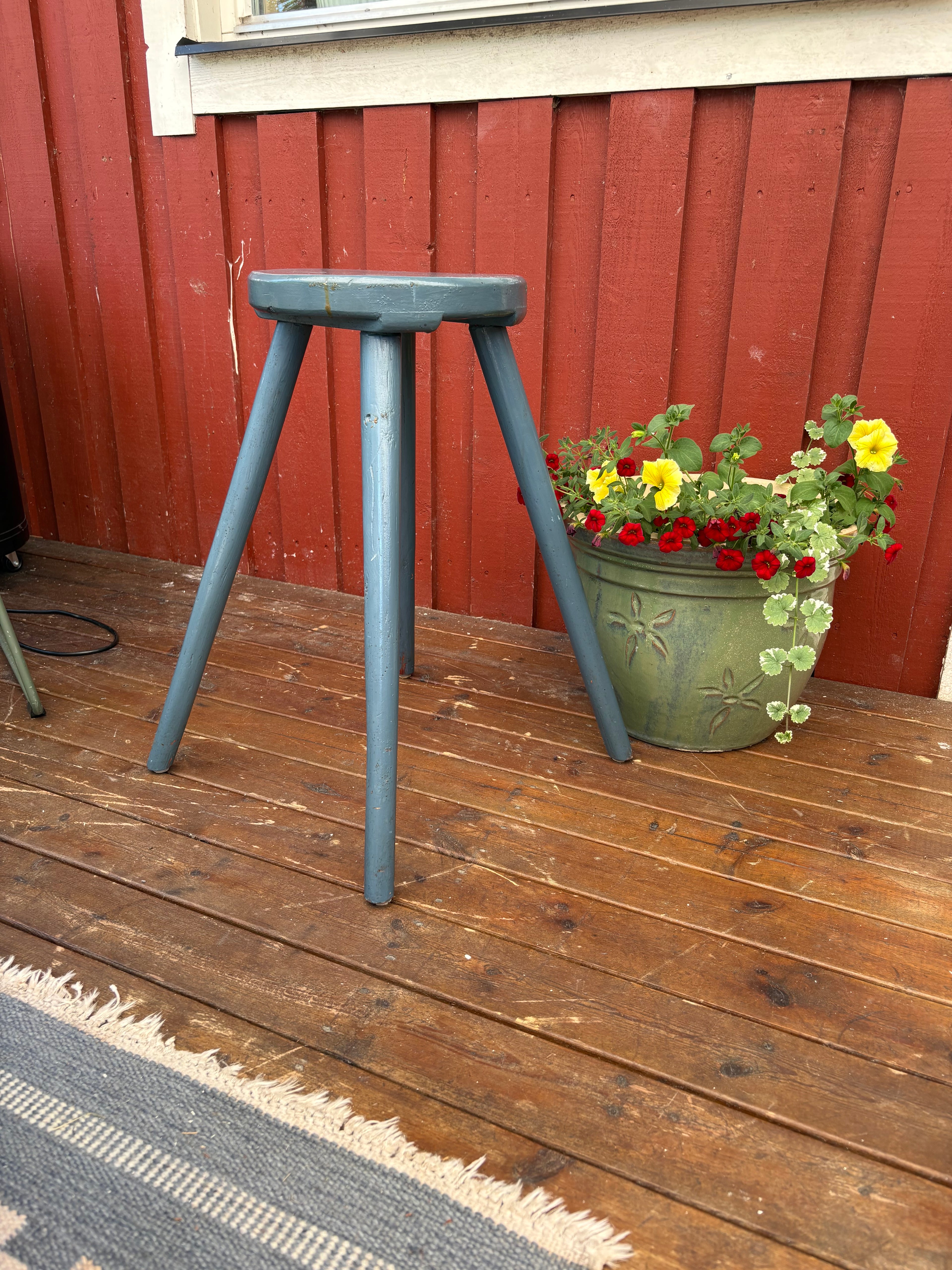 Vintage träpall i allmoge i nyskick.
