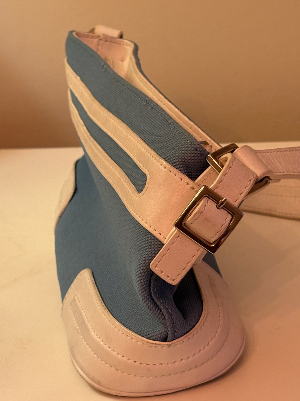 Vacker klassisk vintage handväska ( kuvärtväska) från ” Lacoste” 1970 tal i de helt rätta färgerna.