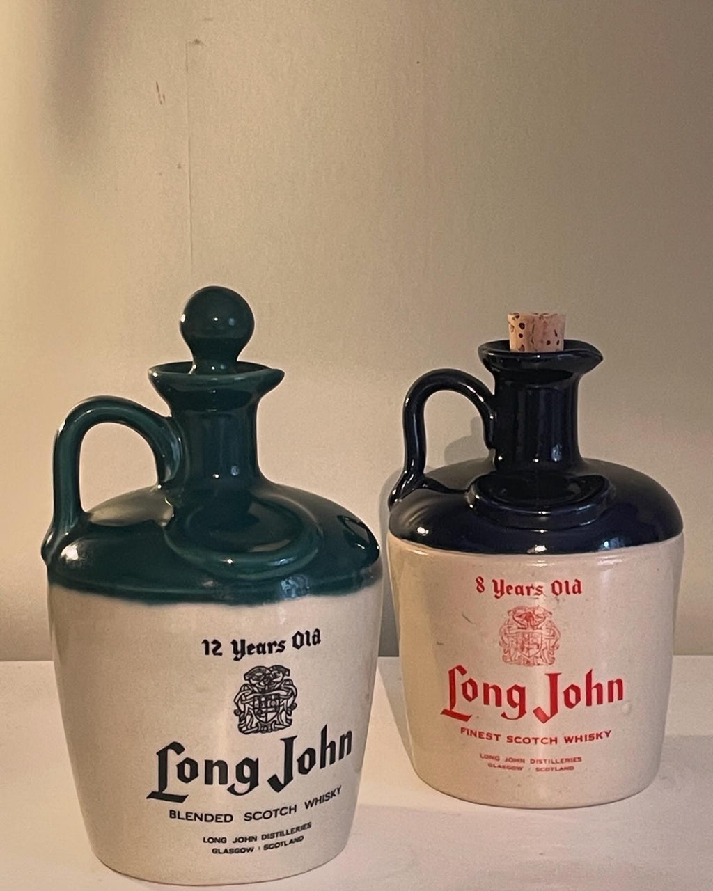 Två st vintage Whiskey keramik krus från Long John. Röd 8 år, grön 12 år gammal i mycket fint skick.