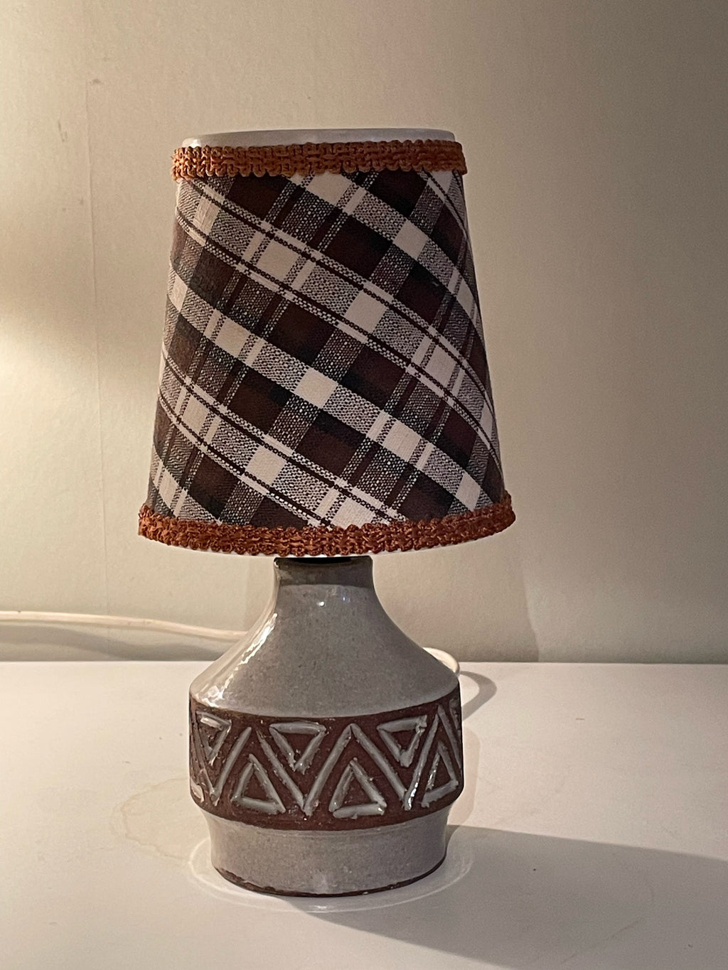 Snygg liten vintage bordslampa i keramik med tidsklassisk skärm 1970 tal.