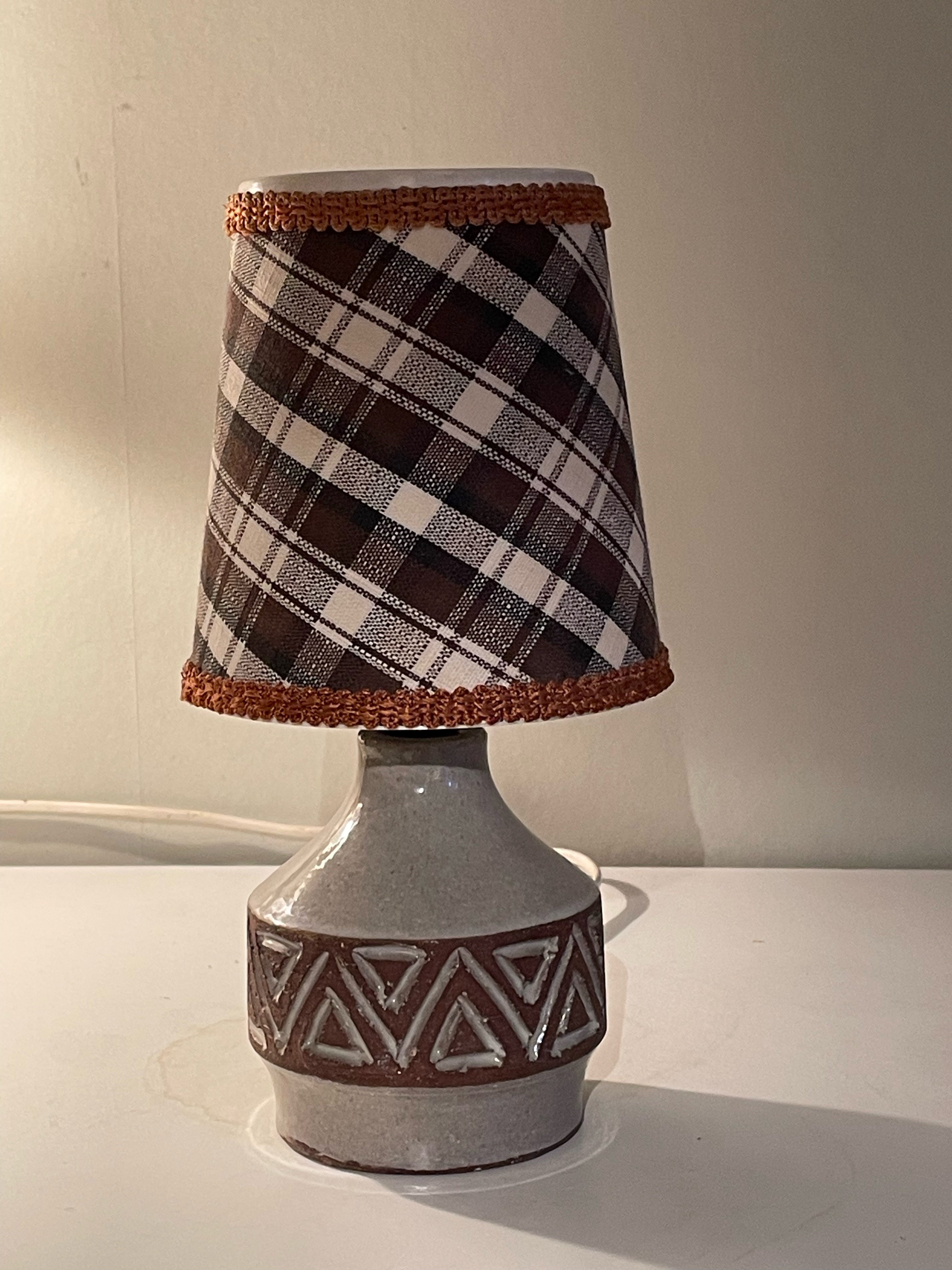 Snygg liten vintage bordslampa i keramik med tidsklassisk skärm 1970 tal.