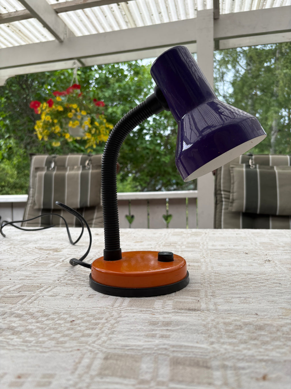 Snygg retro skrivbordslampa från Ikea 1980 tal. Typ B9102 i starka typiska kontrastfärger.