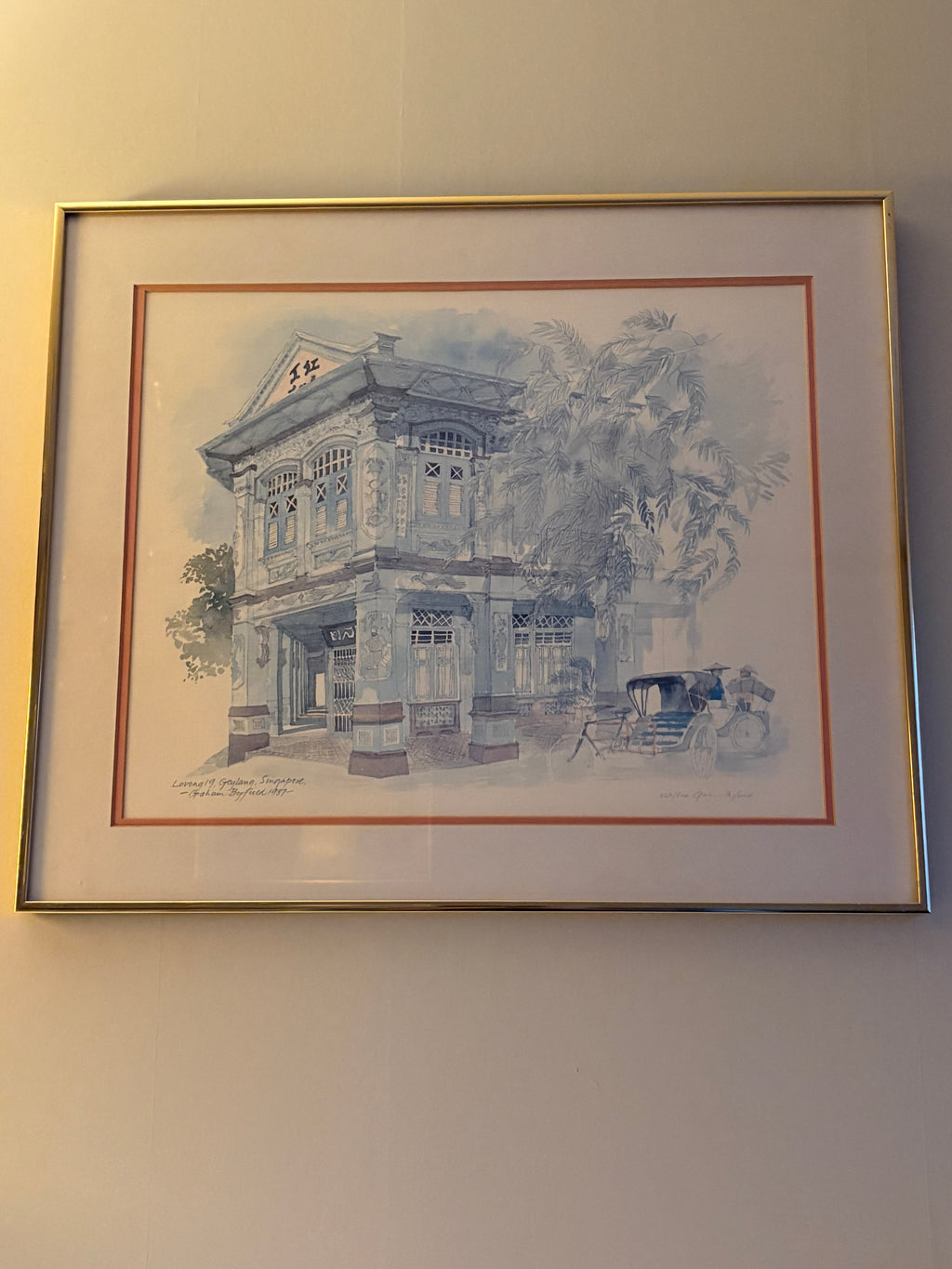 Vacker retro litografi utav konstnären Graham Byfield. Lovong 19 Gaylang Singapore 1987, Nr 222/500.