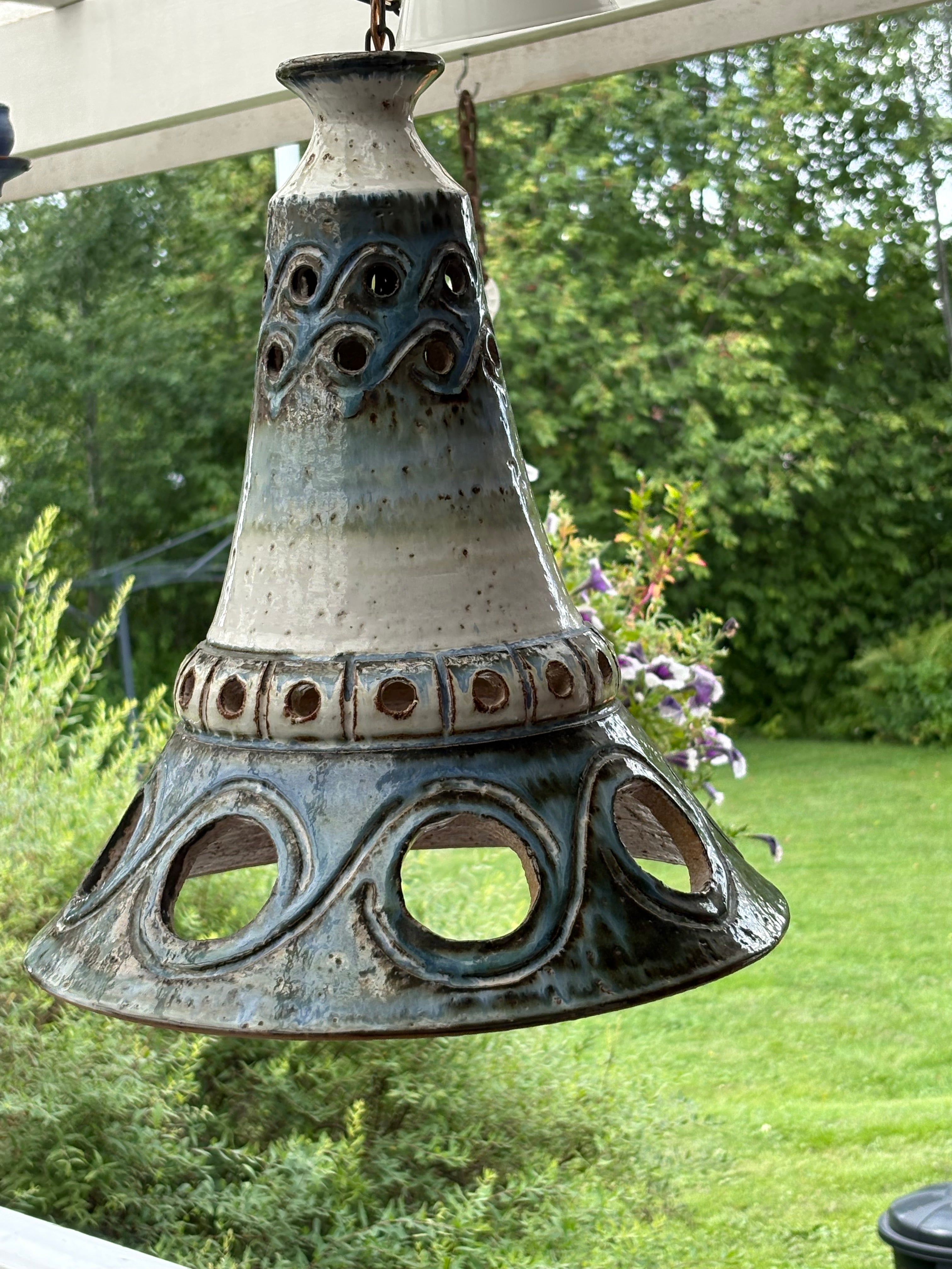 Vacker vintage taklampa i stengods alt keramik, 1960/70 tal. Designad utav Bodil Marie Nielsen / Danmark.