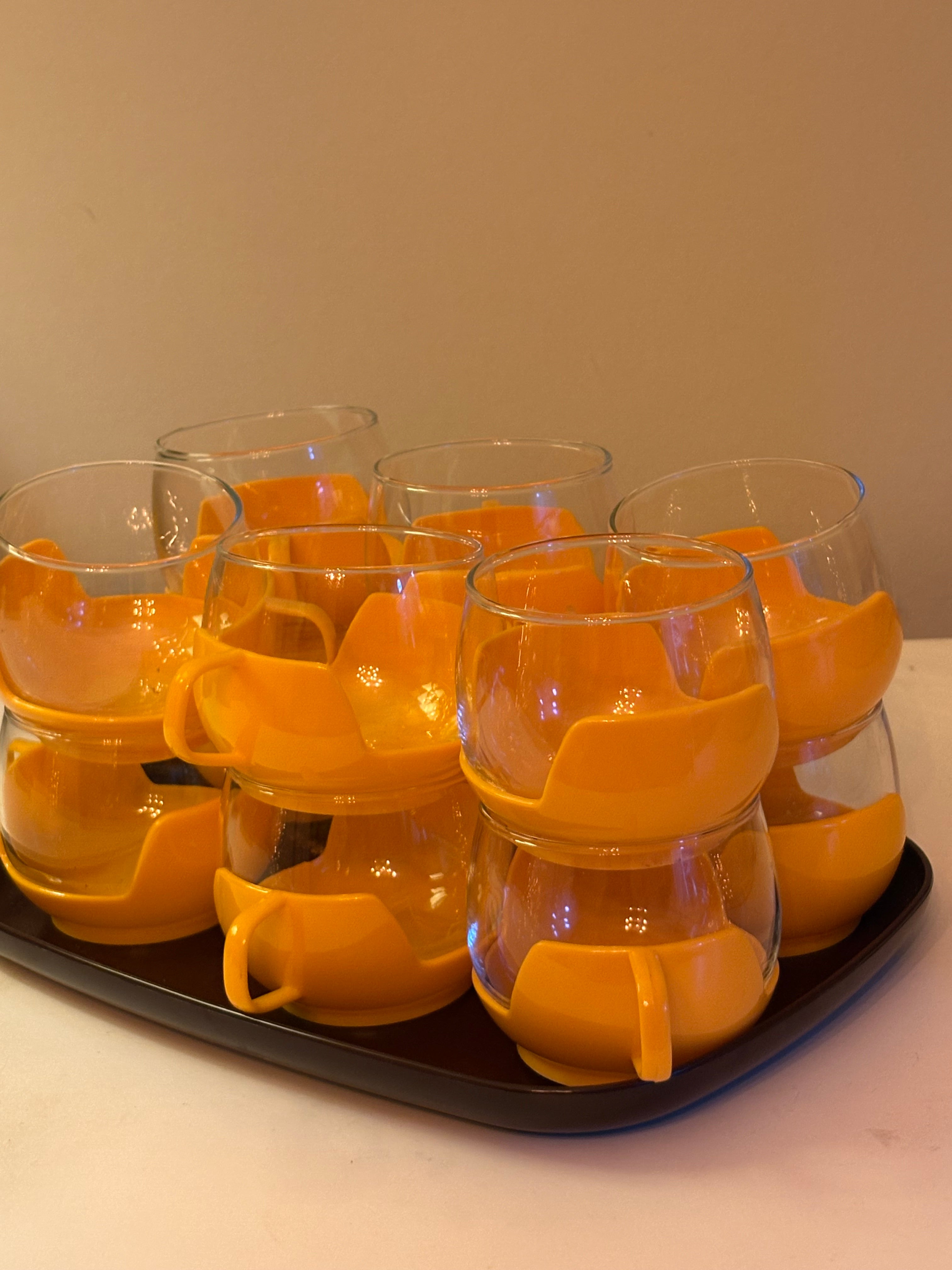 12 st klassiska vintage glas med plasthållare 1960/70 tal i nyskick.