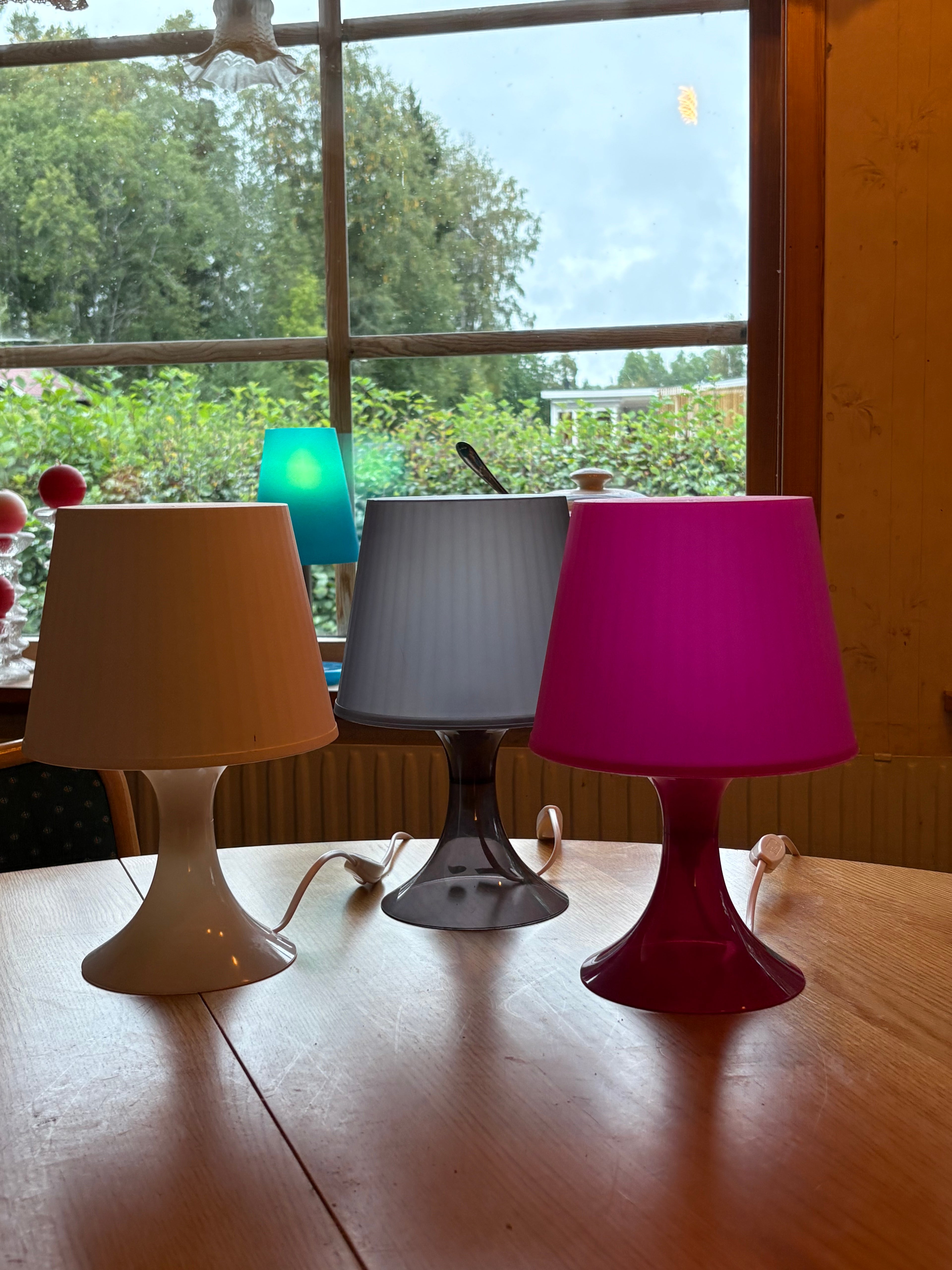 Fyra st retro bordslampor i plast från Ikea , idag redan klassiker.