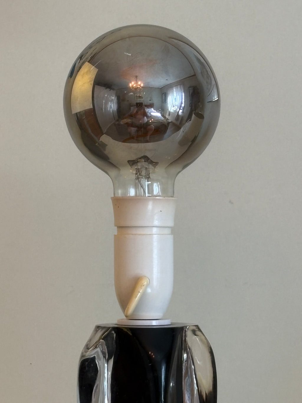 Vacker vintage bordslampa i glas 1950/60 tal, ca 45 cm hög. Fin med skärm eller som här med stor rökfärgad ledlampa.