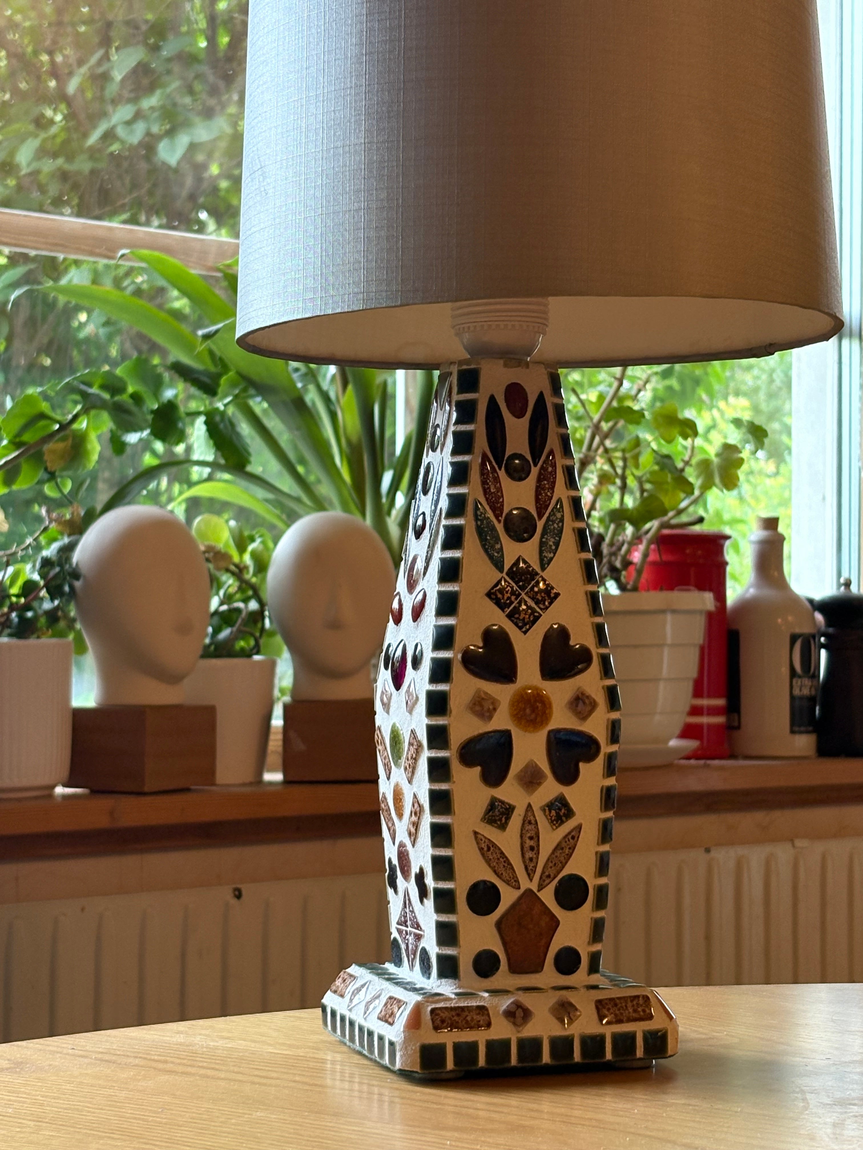 Vacker vintage bordslampa i mosaik 1960 tal i nyskick.