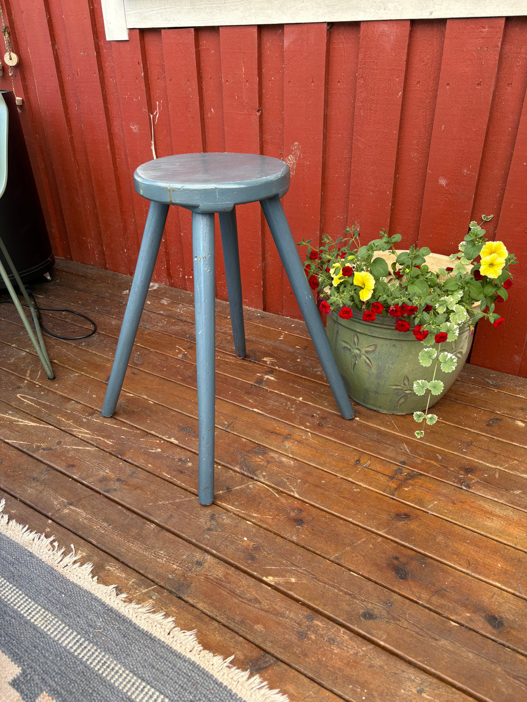 Vintage träpall i allmoge i nyskick.