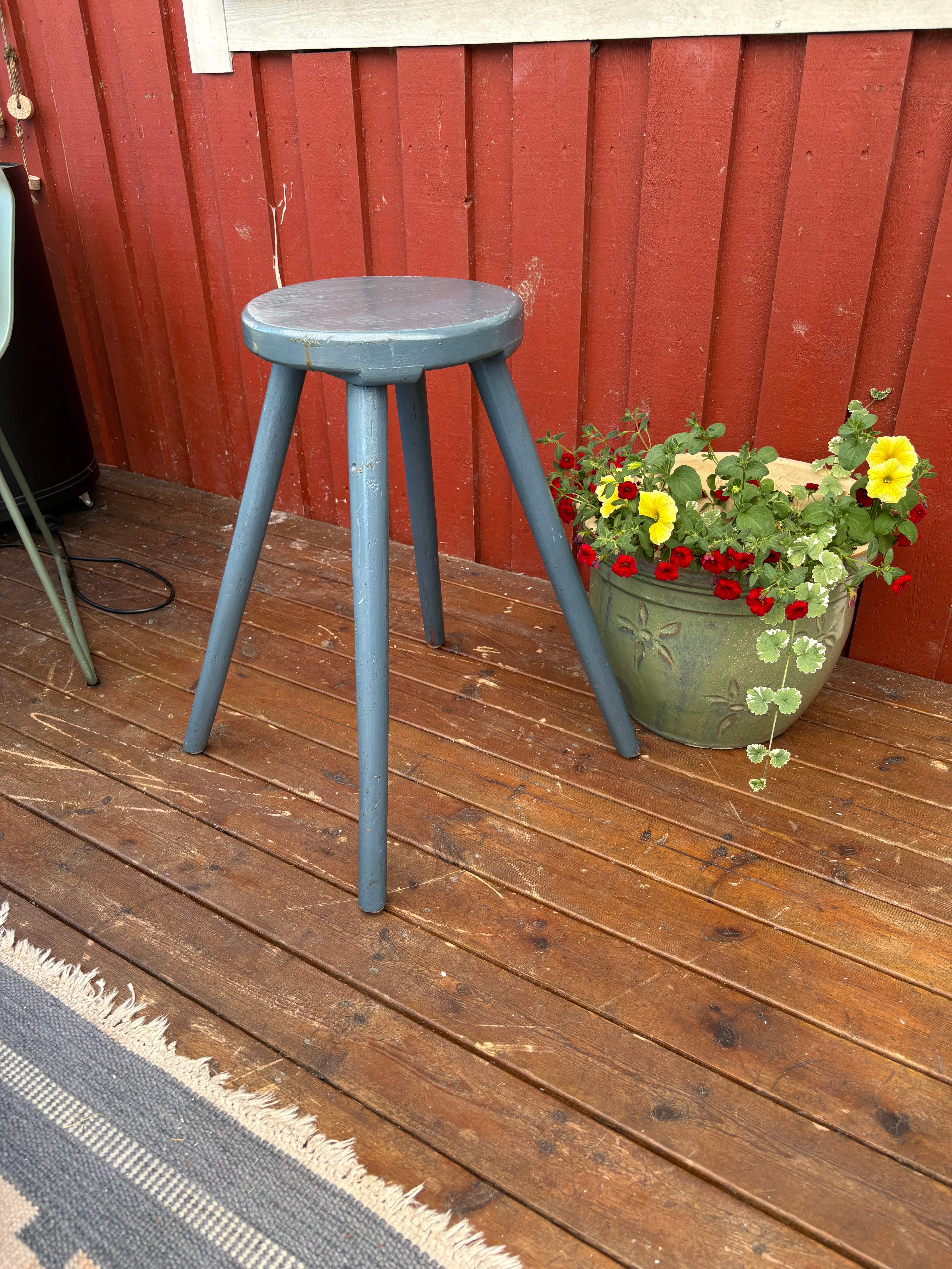Vintage träpall i allmoge i nyskick.
