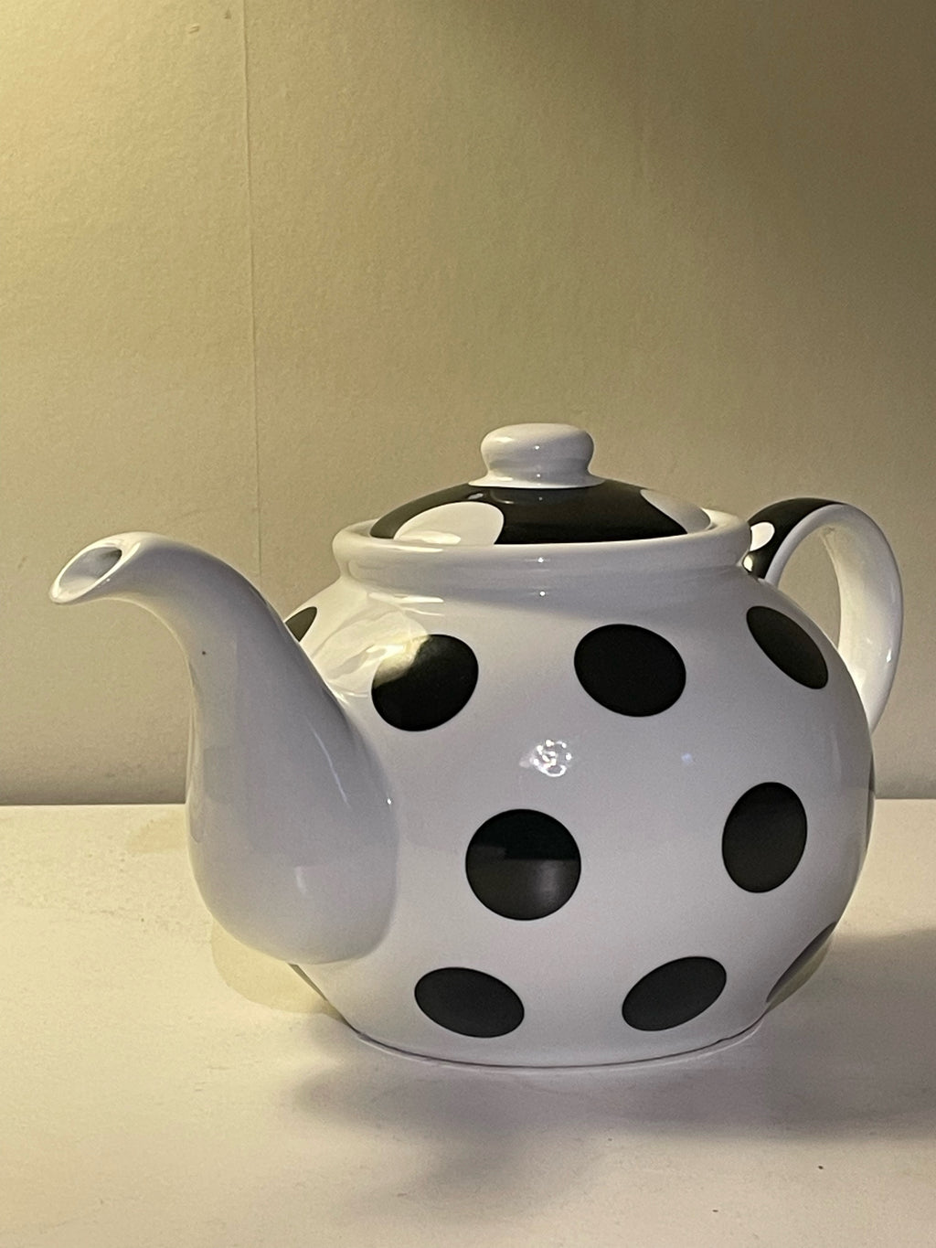 Två st retro tekannor i porslin i fint skick.