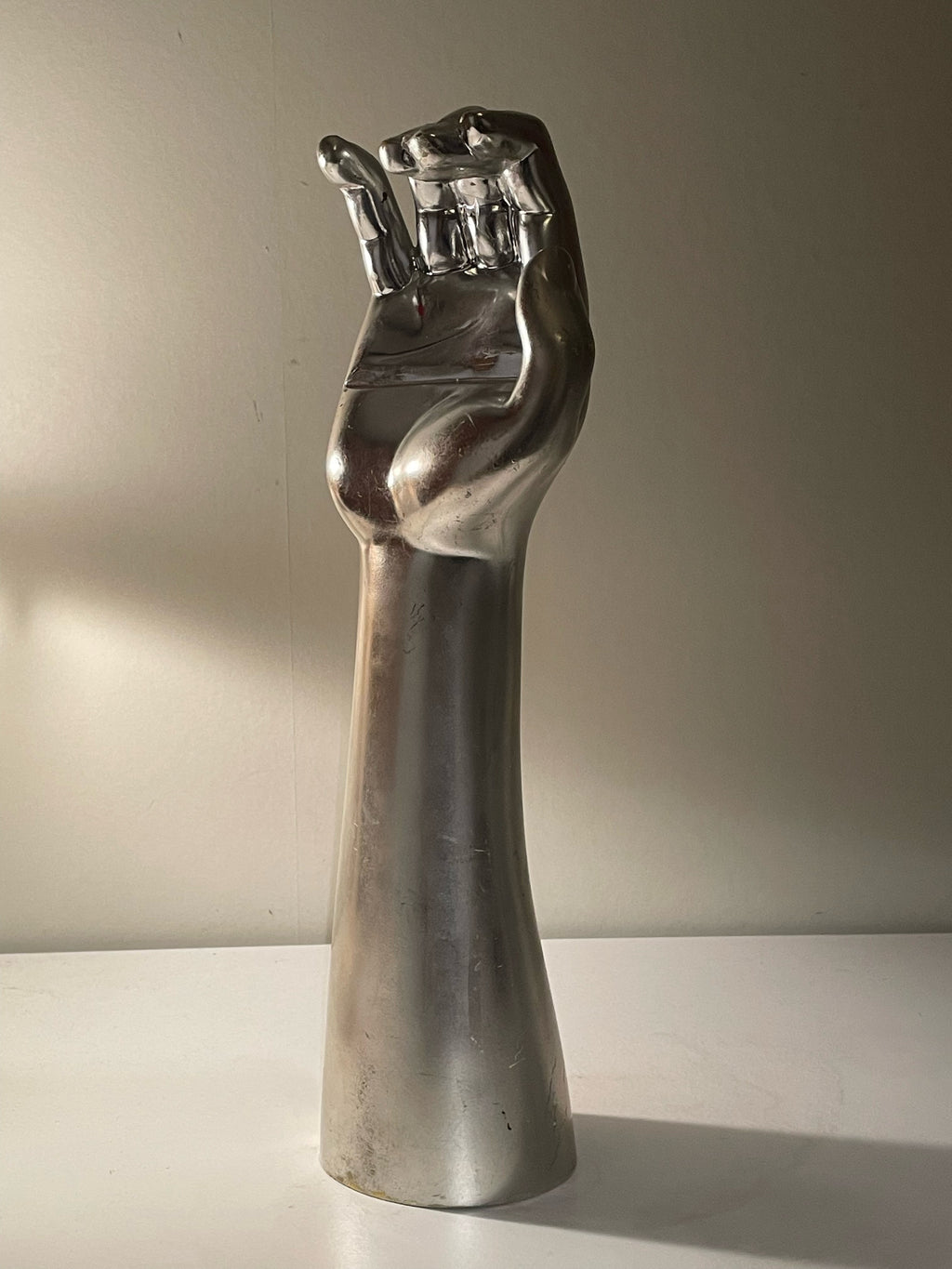 Hand statyett i metall, ca 40 cm hög.